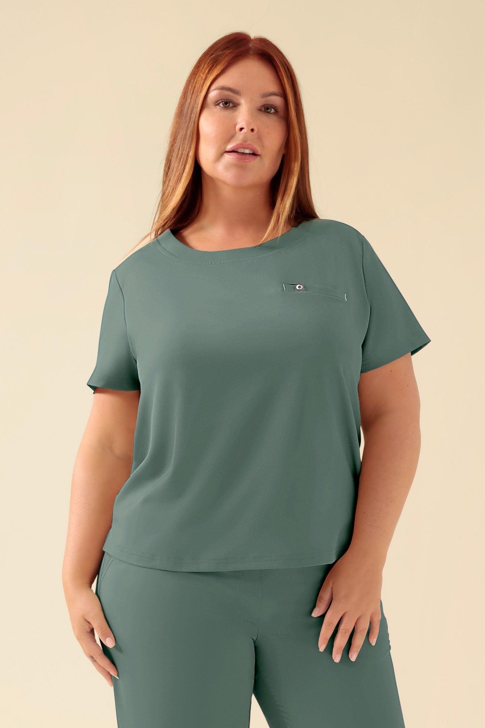 KAERE T-shirt Femme - Encoloure ronde vert foncé, Vue de face Le mannequin mesure 173 cm et porte la taille XL