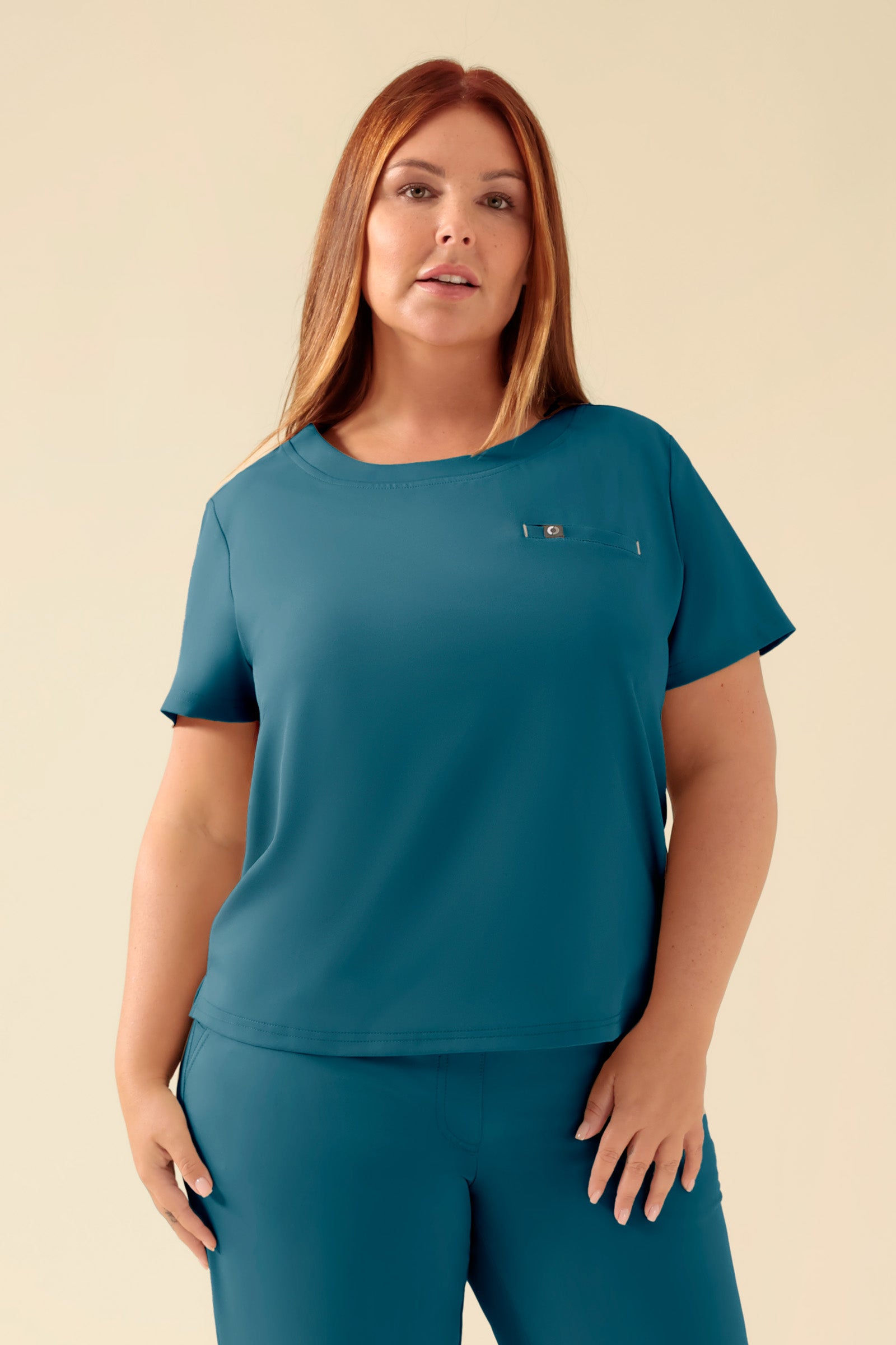 KAERE T-shirt Femme - Encoloure ronde pétrole, Vue de face Le mannequin mesure 173 cm et porte la taille XL