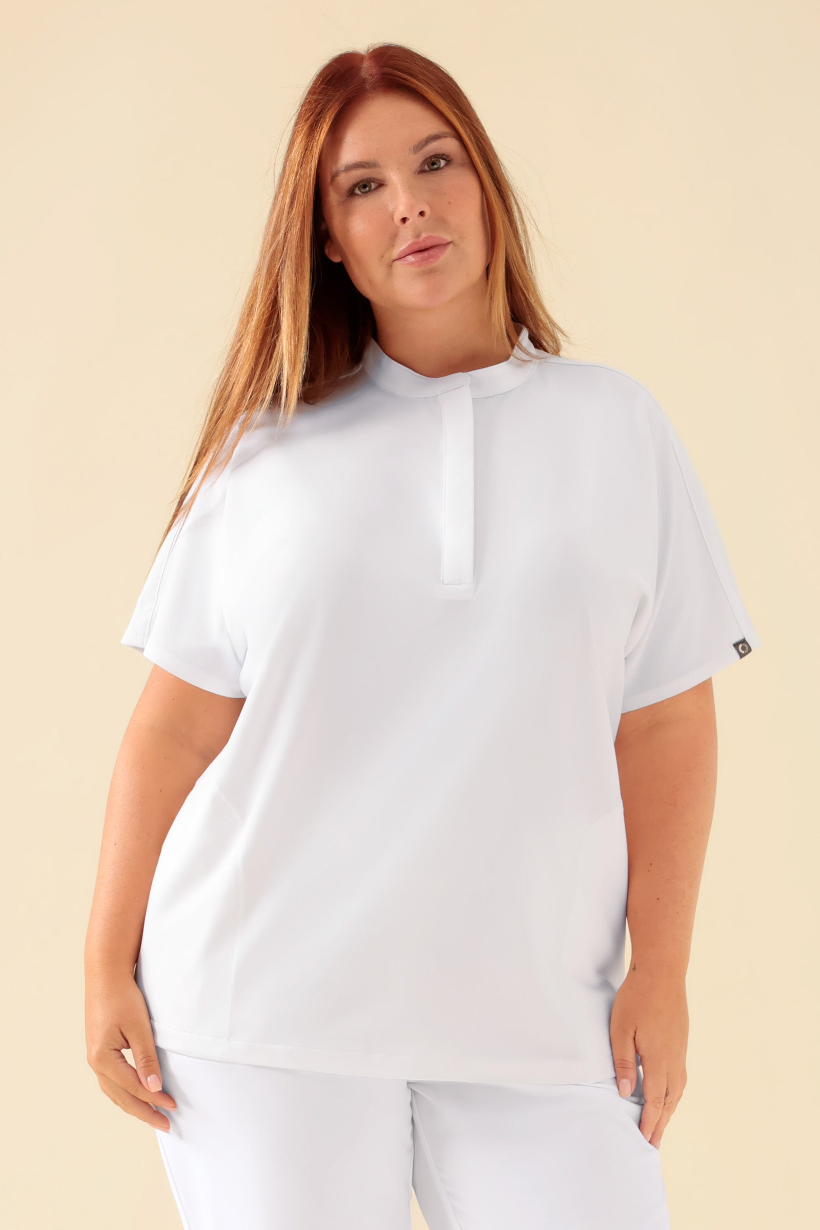KAERE Tunique Femme - Col officier blanc, Vue de face Le mannequin mesure 173 cm et porte la taille XL