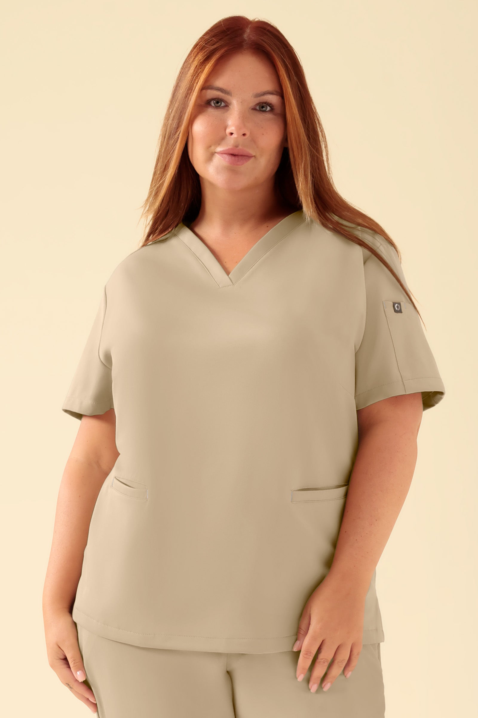 KAERE Tunique Femme - Décolleté V sable, Vue de face Le mannequin mesure 173 cm et porte la taille XL