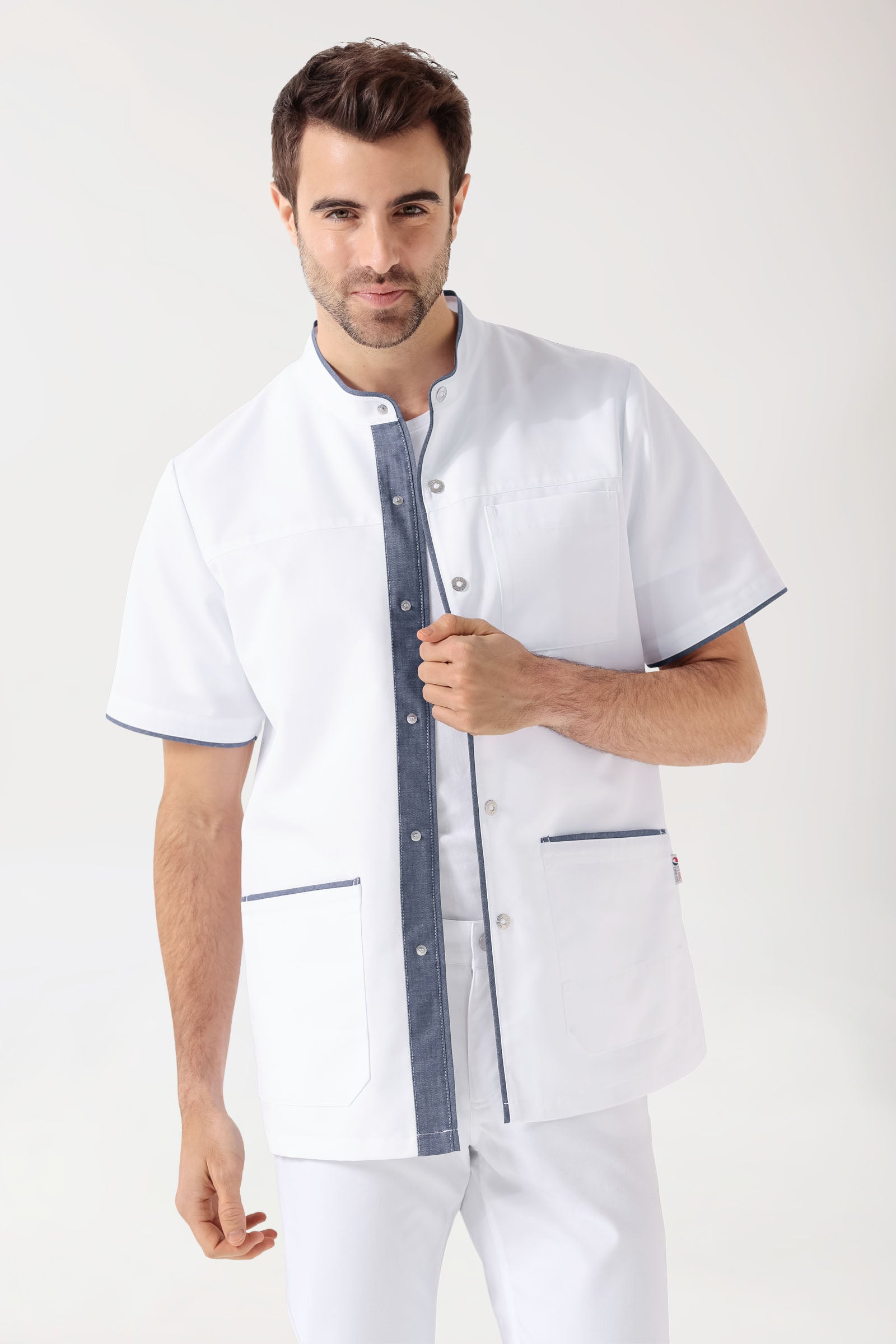 Blouse Beauté Homme - Boutonnée blanc/bleu jean, Vue de face 