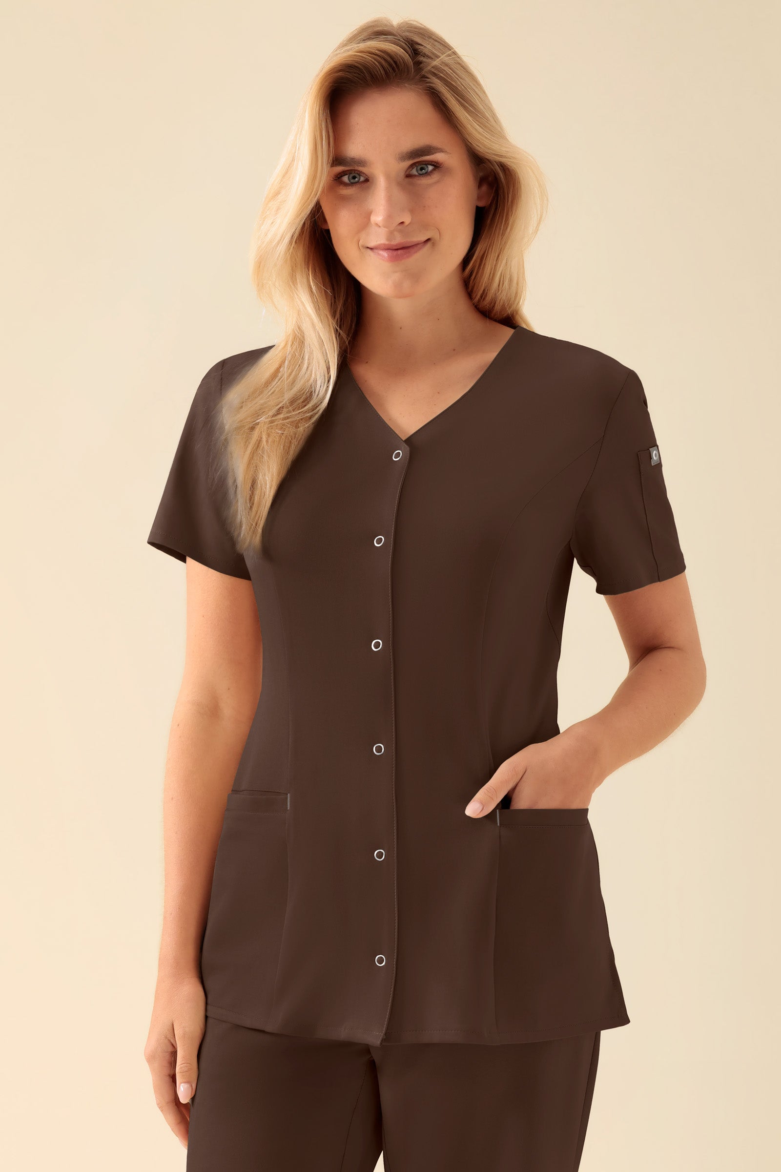 KAERE Blouse Femme - Patte de boutonnage coffee, Vue de face Le mannequin mesure 177 cm et porte la taille S