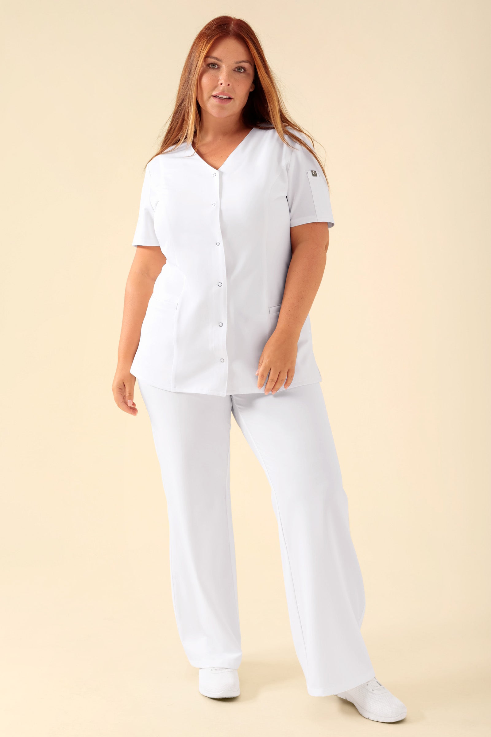 KAERE Blouse Femme - Patte de boutonnage blanc, Vue de face Le mannequin mesure 173 cm et porte la taille XL