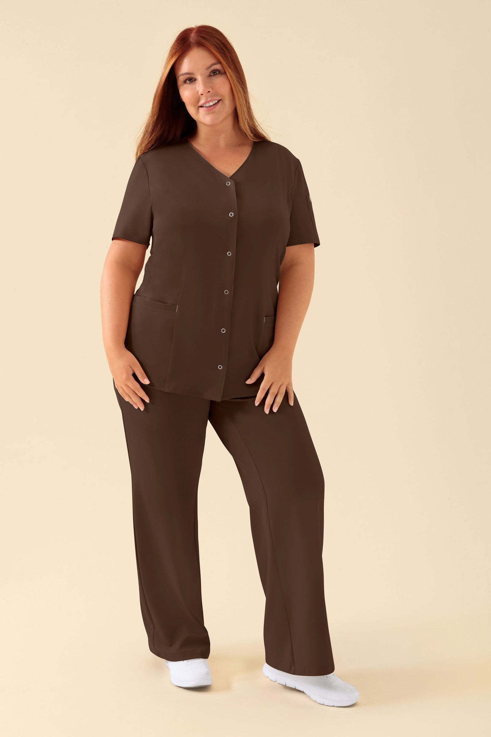 KAERE Blouse Femme - Patte de boutonnage coffee, Vue de face Le mannequin mesure 173 cm et porte la taille XL