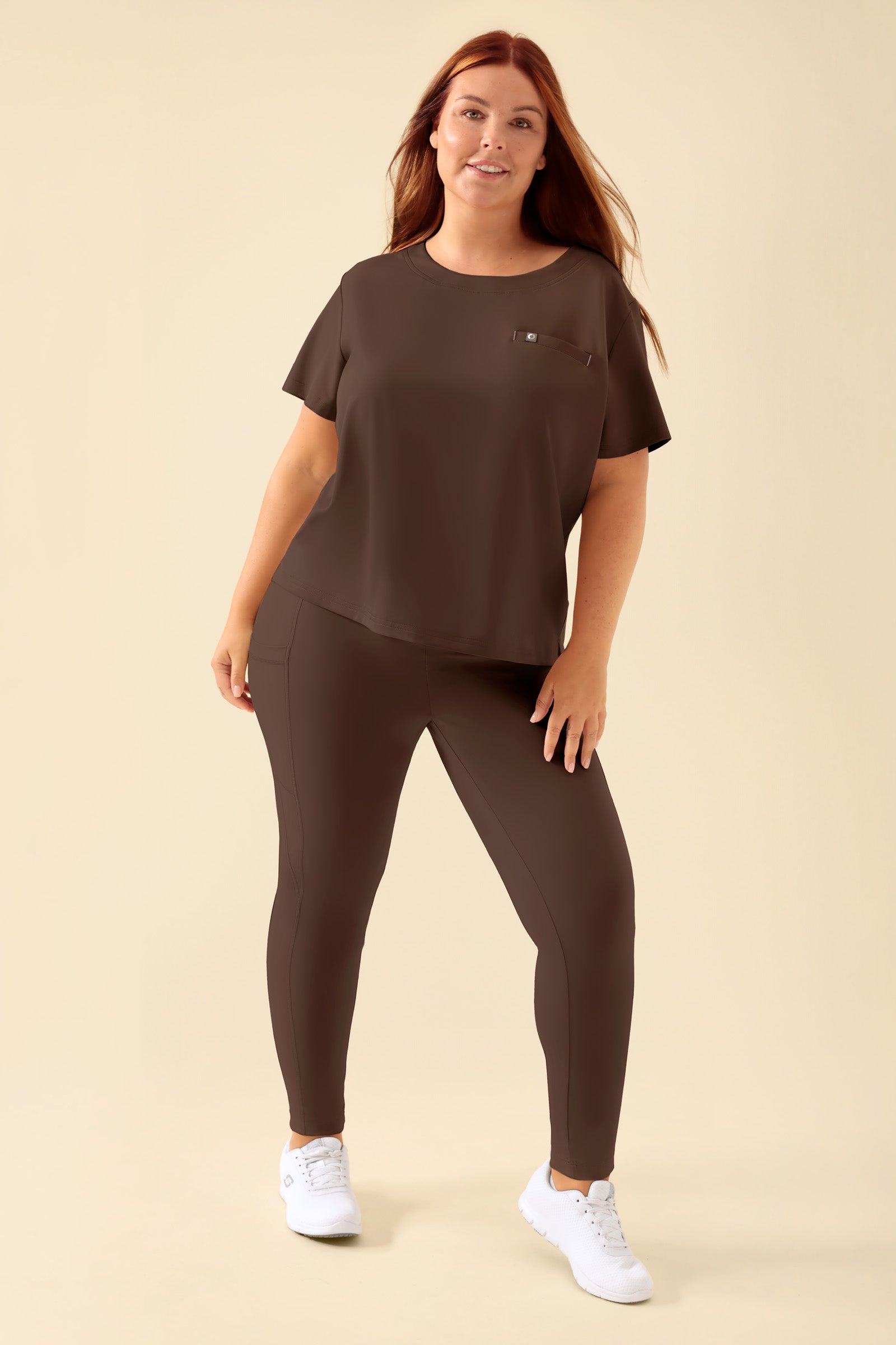 KAERE Leggings Femme - super élastique coffee, Vue de face Le mannequin mesure 173 cm et porte la taille XL