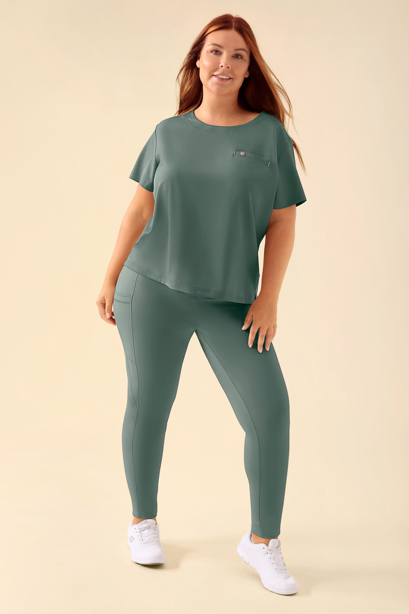 KAERE Leggings Femme - super élastique vert foncé, Vue de face Le mannequin mesure 173 cm et porte la taille XL