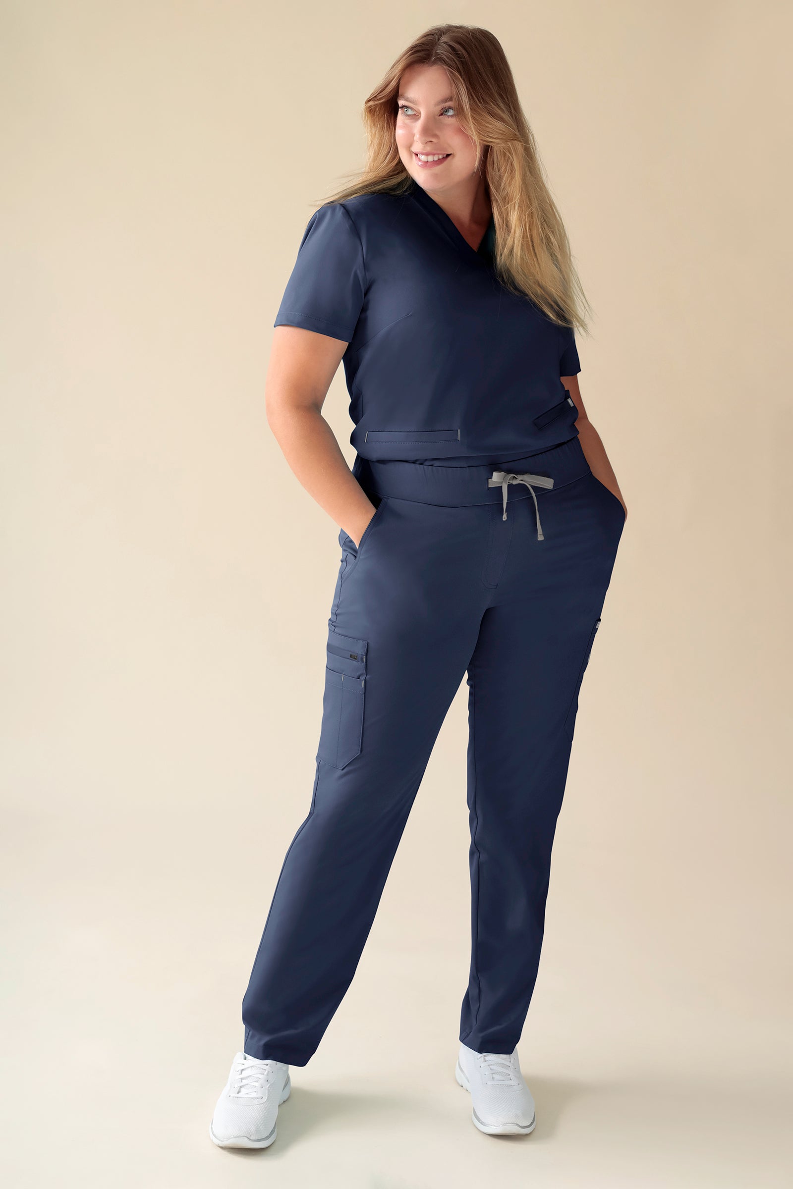 KAERE Pantalon Femme - avec poches cargo bleu navy, Vue de face Le mannequin mesure 174 cm et porte la taille XL