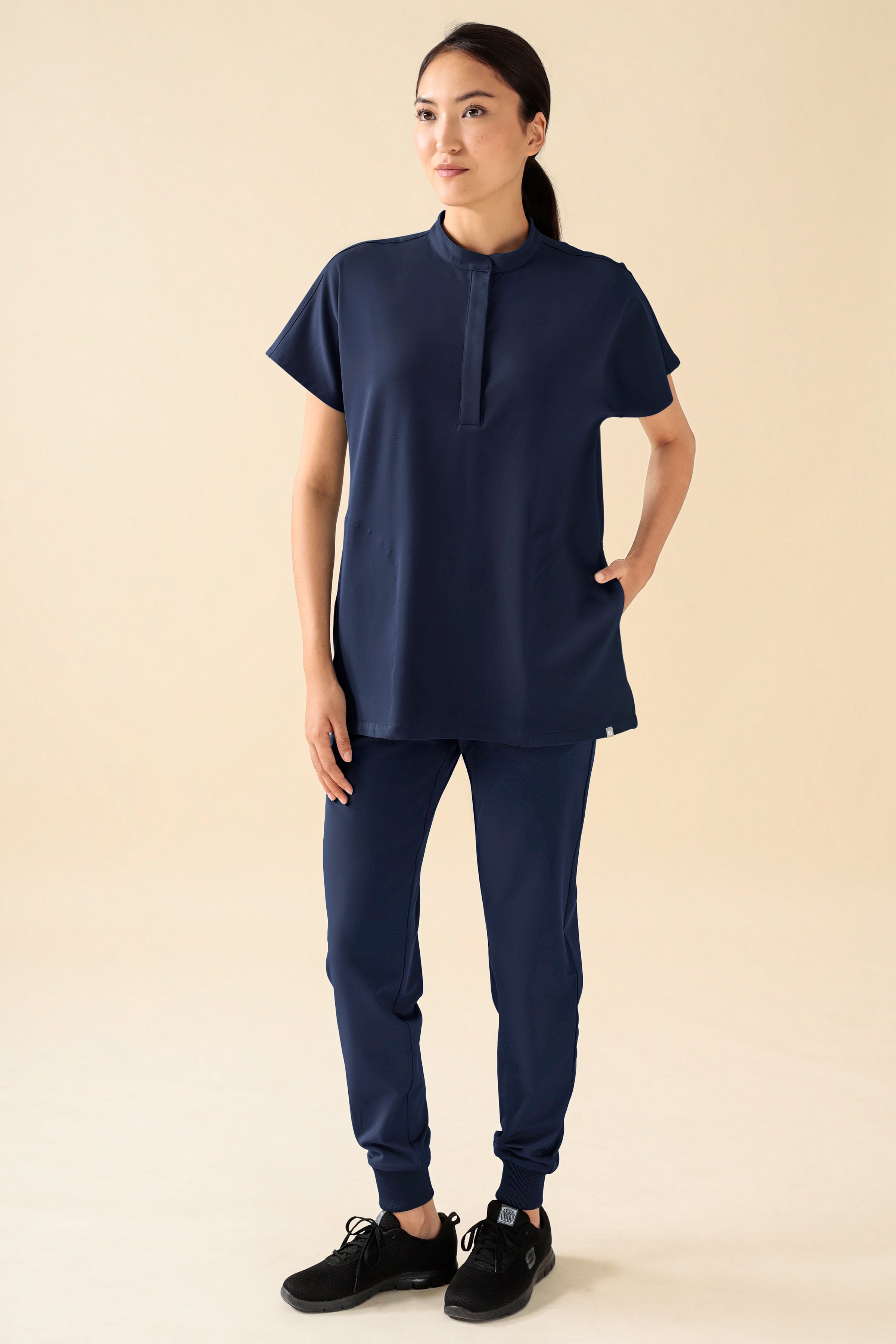 KAERE Pantalon Femme - ourlets côtelés et sans poches cargo navy, Vue de face Le mannequin mesure 175 cm et porte la taille S