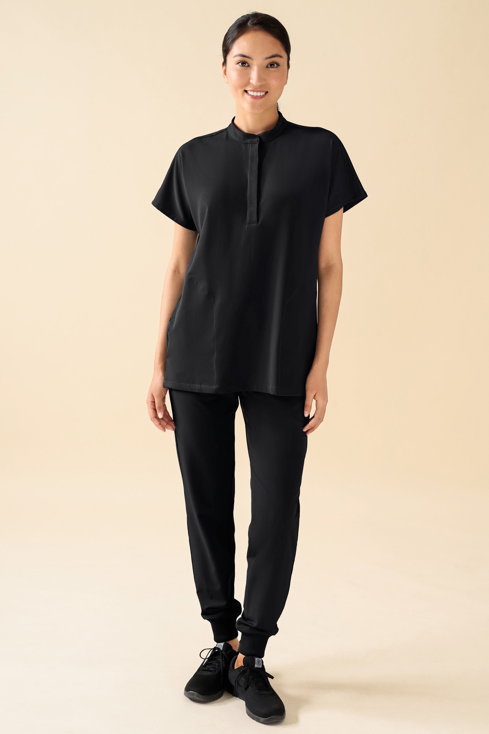 KAERE Pantalon Femme - ourlets côtelés et sans poches cargo noir, Vue de face Le mannequin mesure 175 cm et porte la taille S
