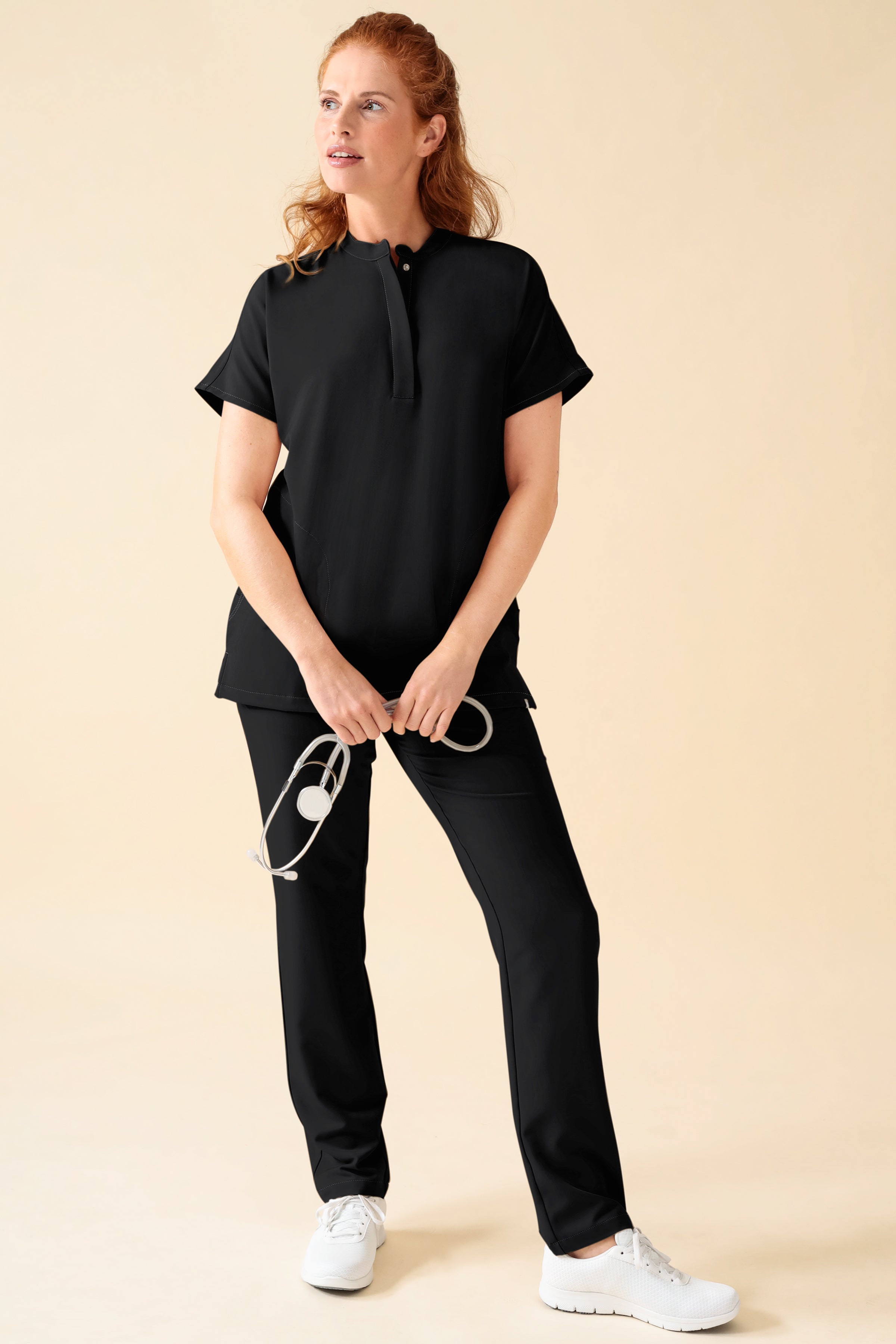 KAERE Pantalon Femme - sans poche cargo noir, Vue de face Le mannequin mesure 175 cm et porte la taille S