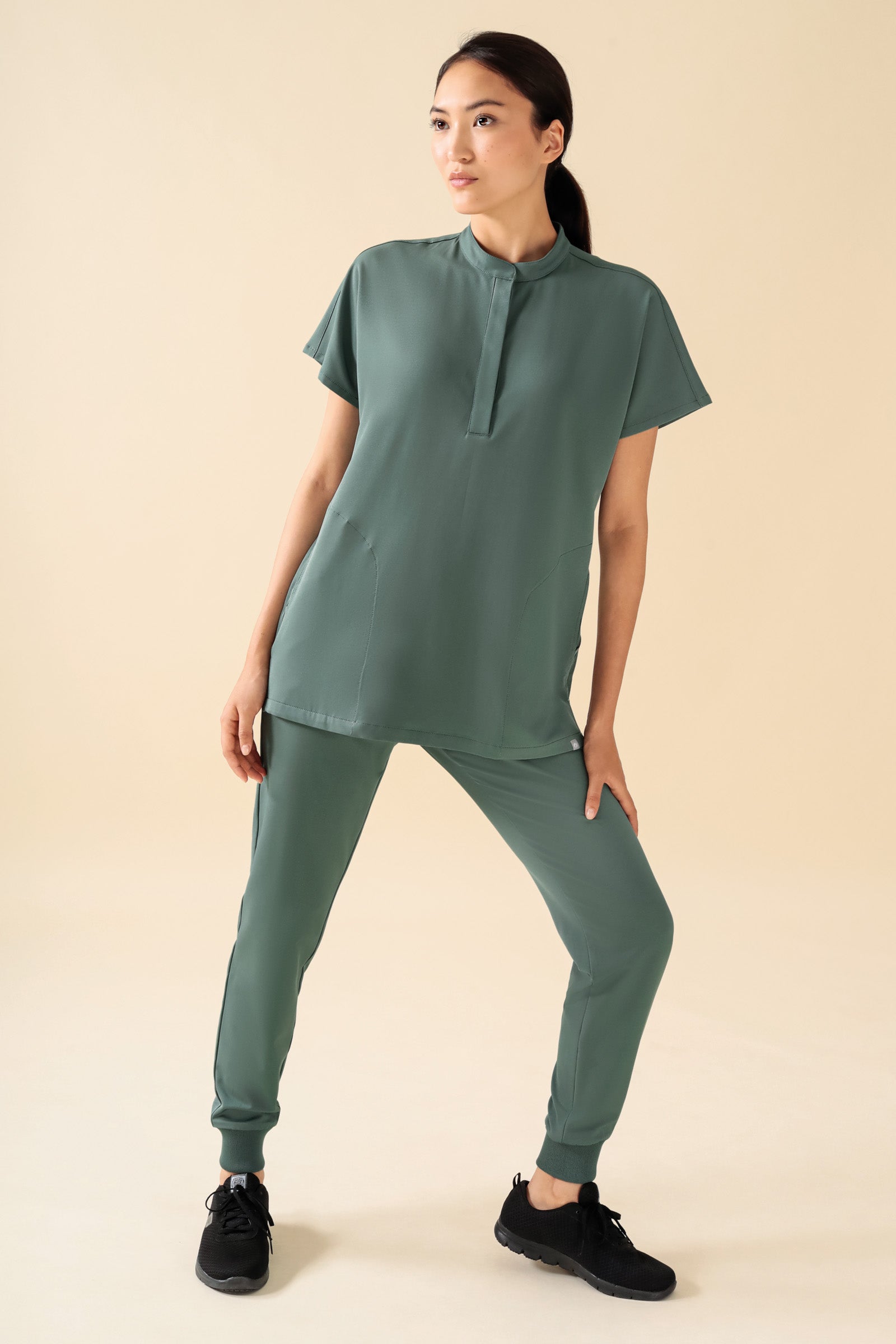 KAERE Pantalon Femme - ourlets côtelés et sans poches cargo vert foncé, Vue de face Le mannequin mesure 175 cm et porte la taille S