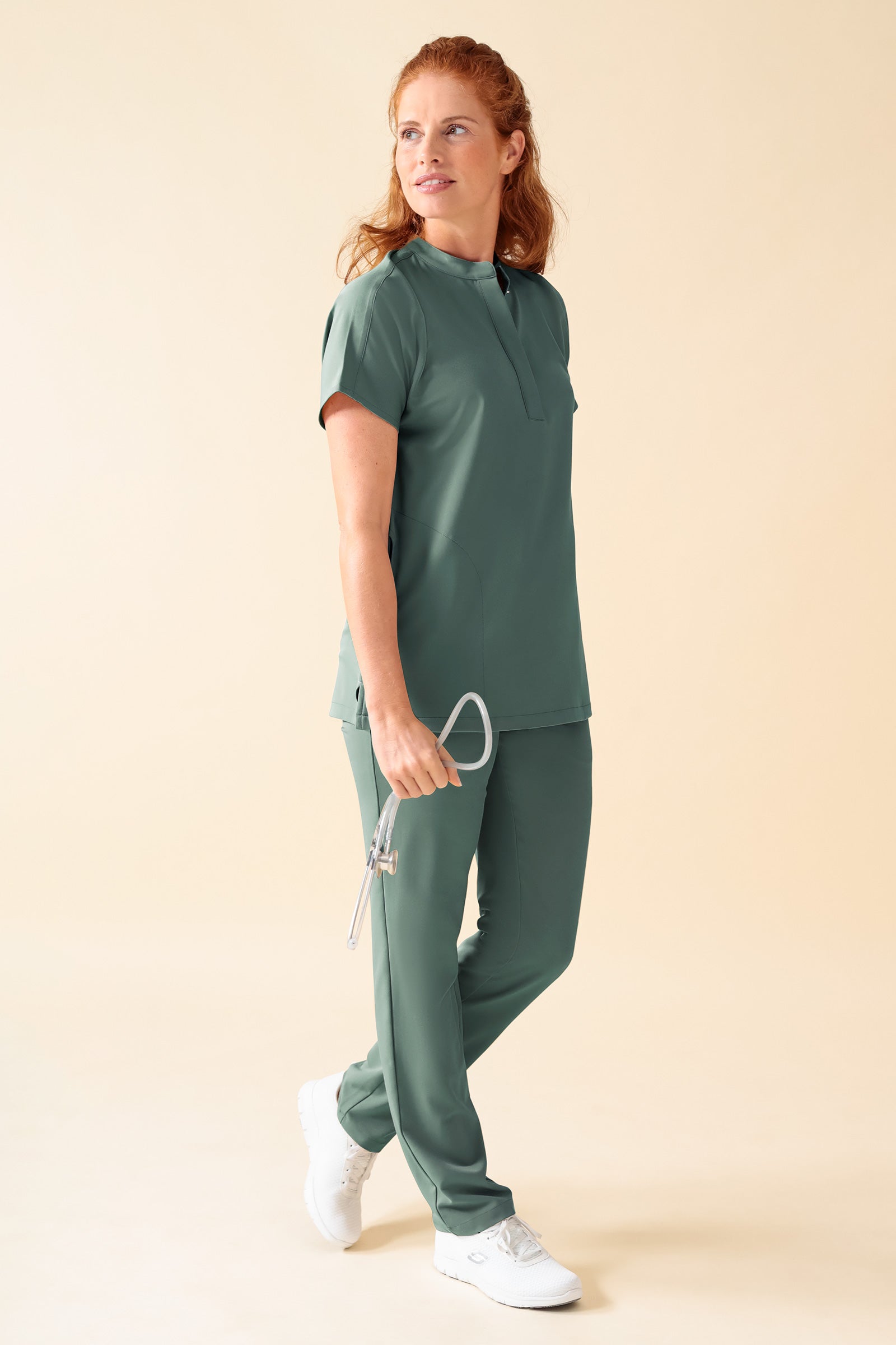 KAERE Pantalon Femme - sans poche cargo vert foncé, Vue de face Le mannequin mesure 175 cm et porte la taille S