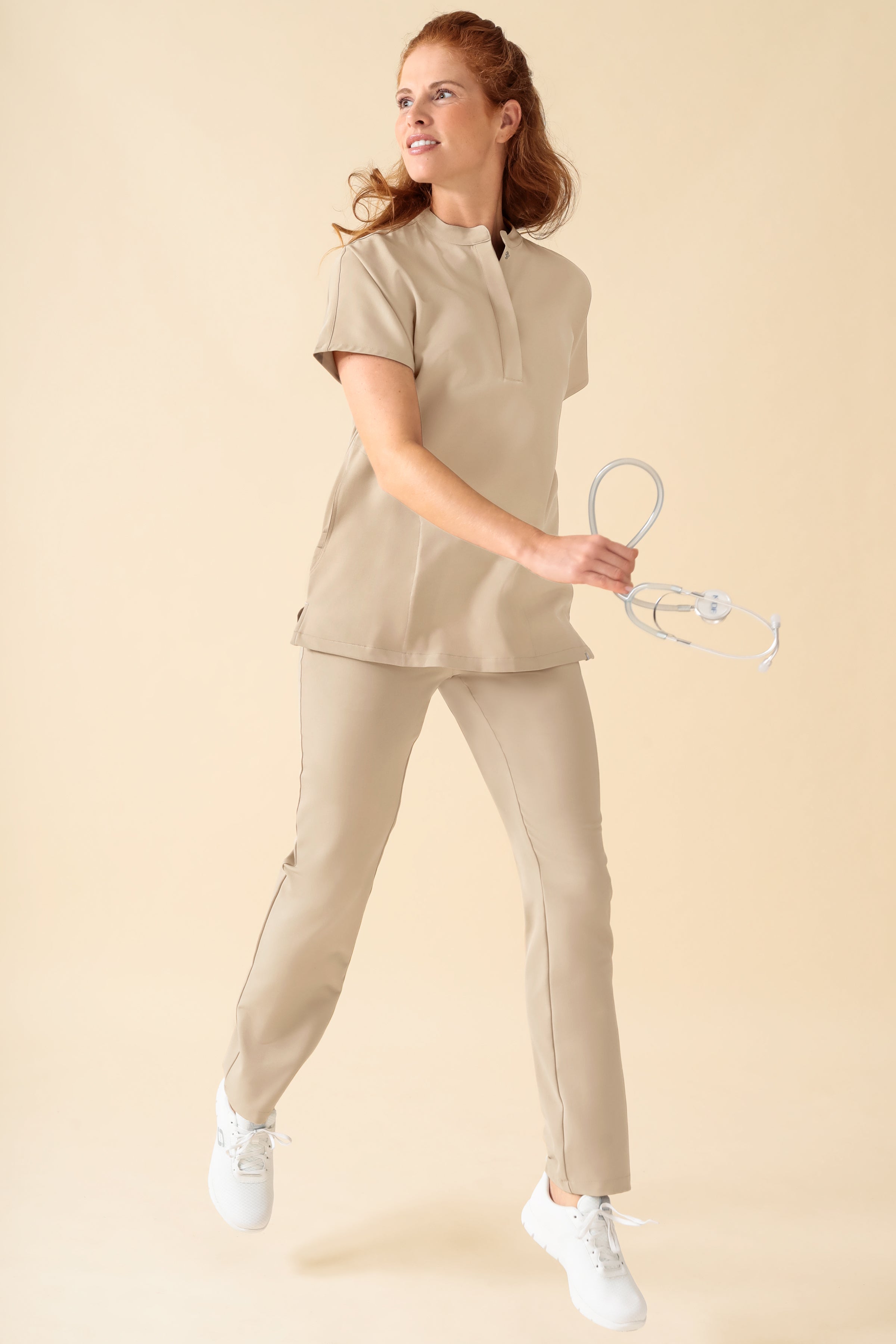 KAERE Tunique Femme - Col officier sable, Vue de face Le mannequin mesure 175 cm et porte la taille S
