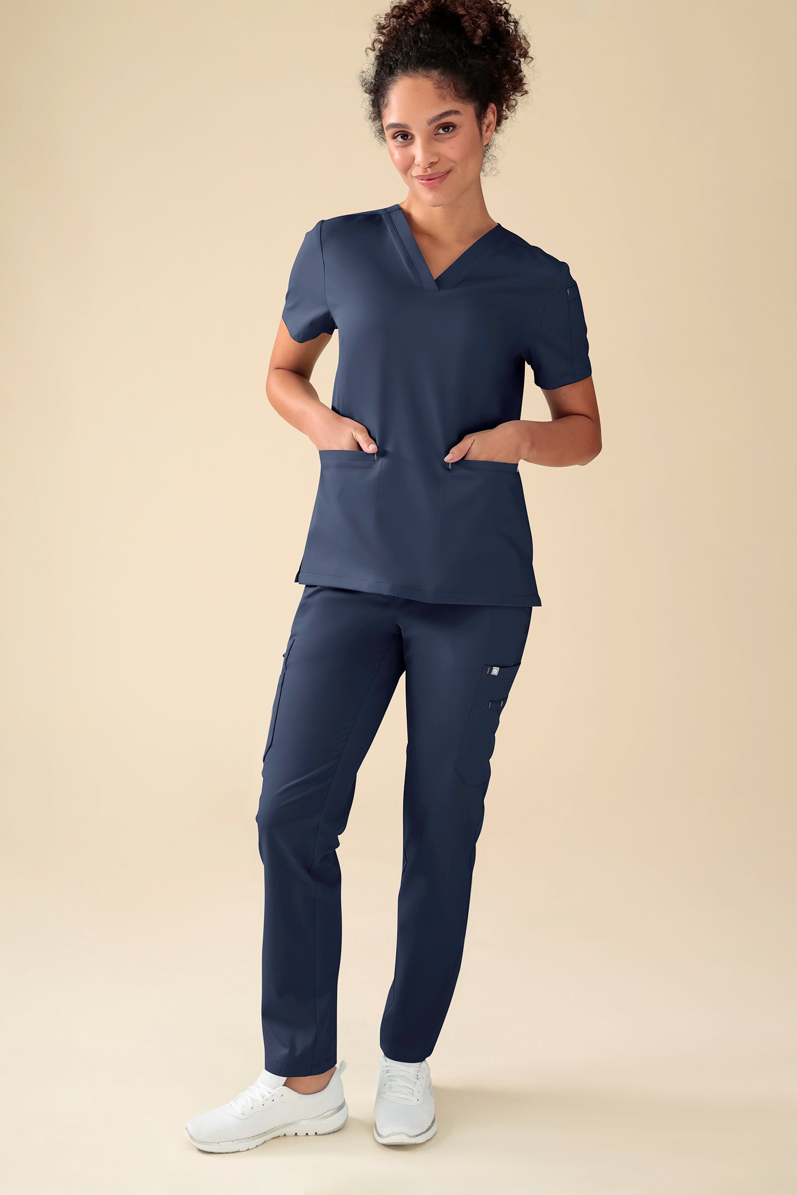 KAERE Pantalon Femme - avec poches cargo bleu navy, Vue de face Le mannequin mesure 176 cm et porte la taille S