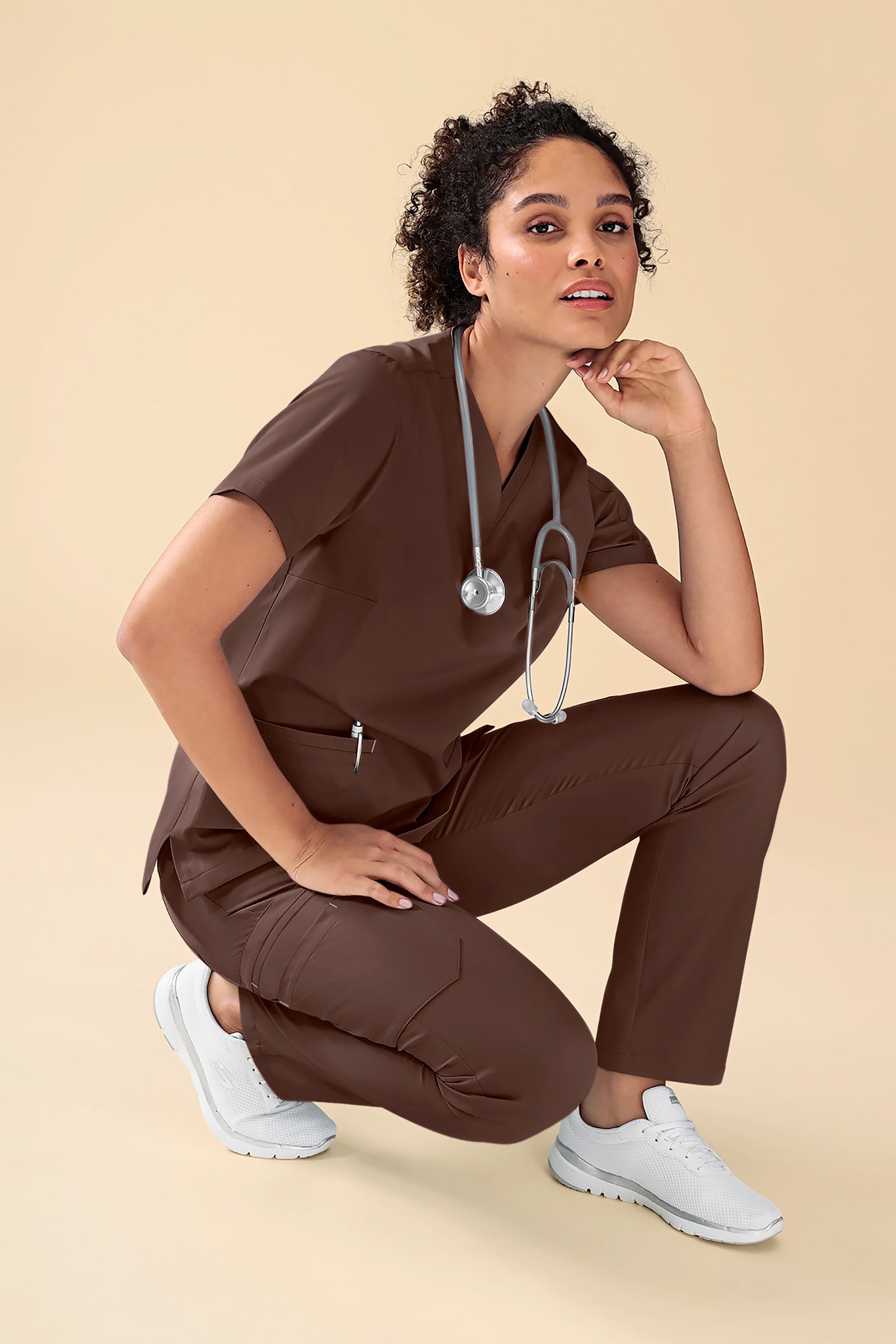 KAERE Tunique Femme - Décolleté V coffee, Vue de face Le mannequin mesure 176 cm et porte la taille S