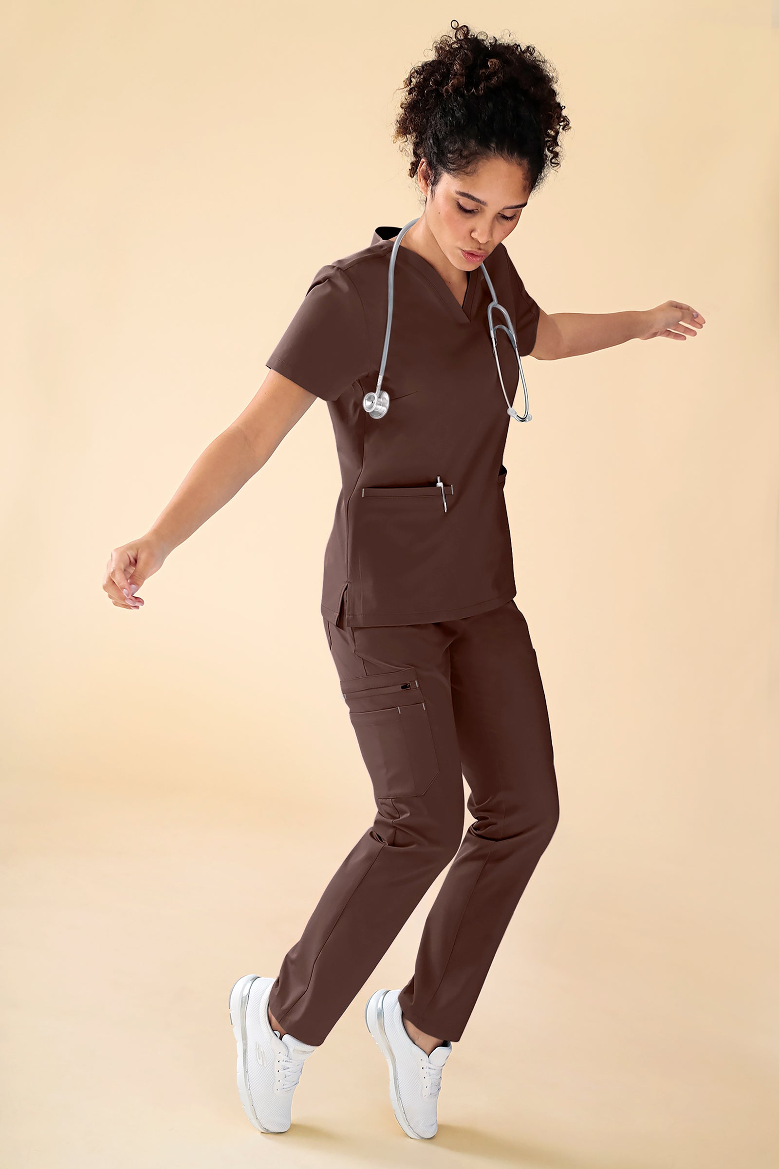 KAERE Tunique Femme - Décolleté V coffee, Vue de face Le mannequin mesure 176 cm et porte la taille S