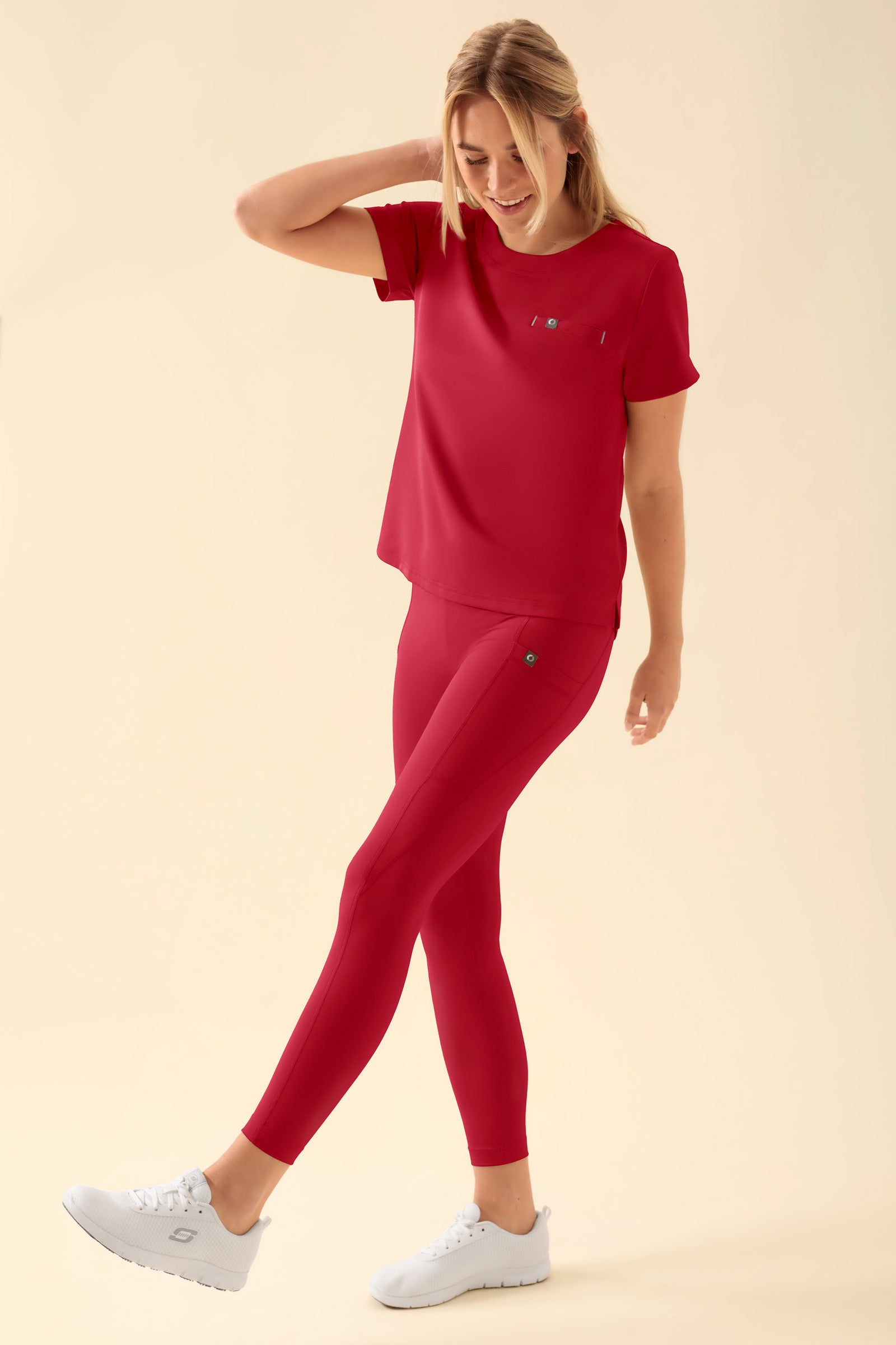 KAERE Leggings Femme - super élastique rouge, Vue de face Le mannequin mesure 177 cm et porte la taille S