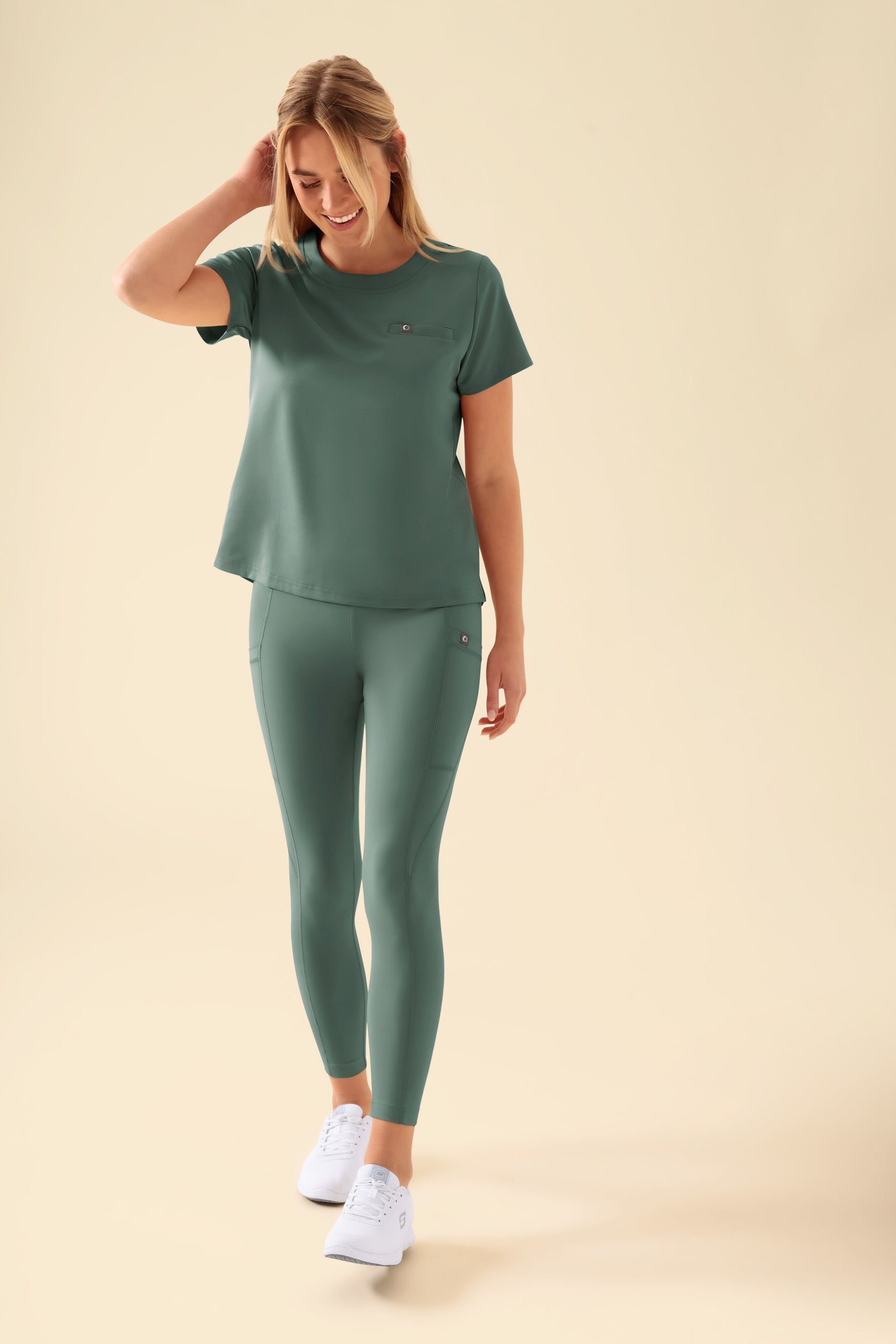 KAERE Leggings Femme - super élastique vert foncé, Vue de face Le mannequin mesure 177 cm et porte la taille S