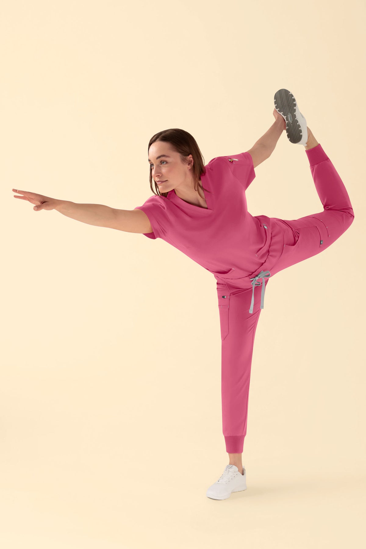 KAERE Tunique Femme - Décolleté V bois de rose, Vue de face Le mannequin mesure 177 cm et porte la taille S