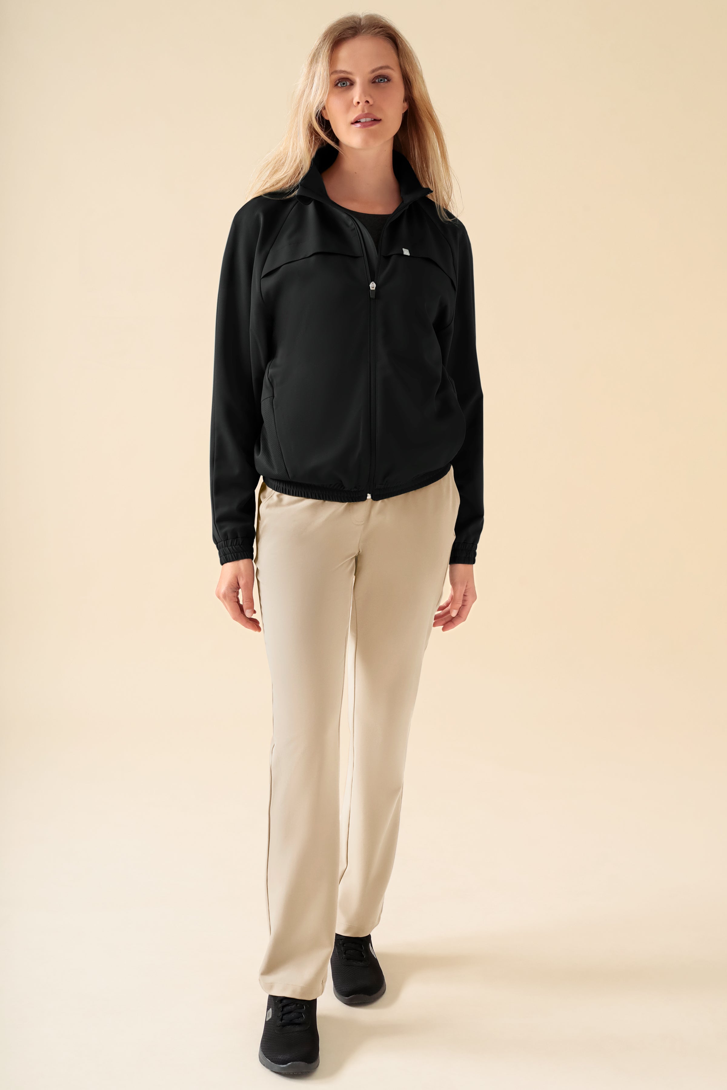 KAERE Pantalon Femme - sans poche cargo sable, Vue de face Le mannequin mesure 178 cm et porte la taille S