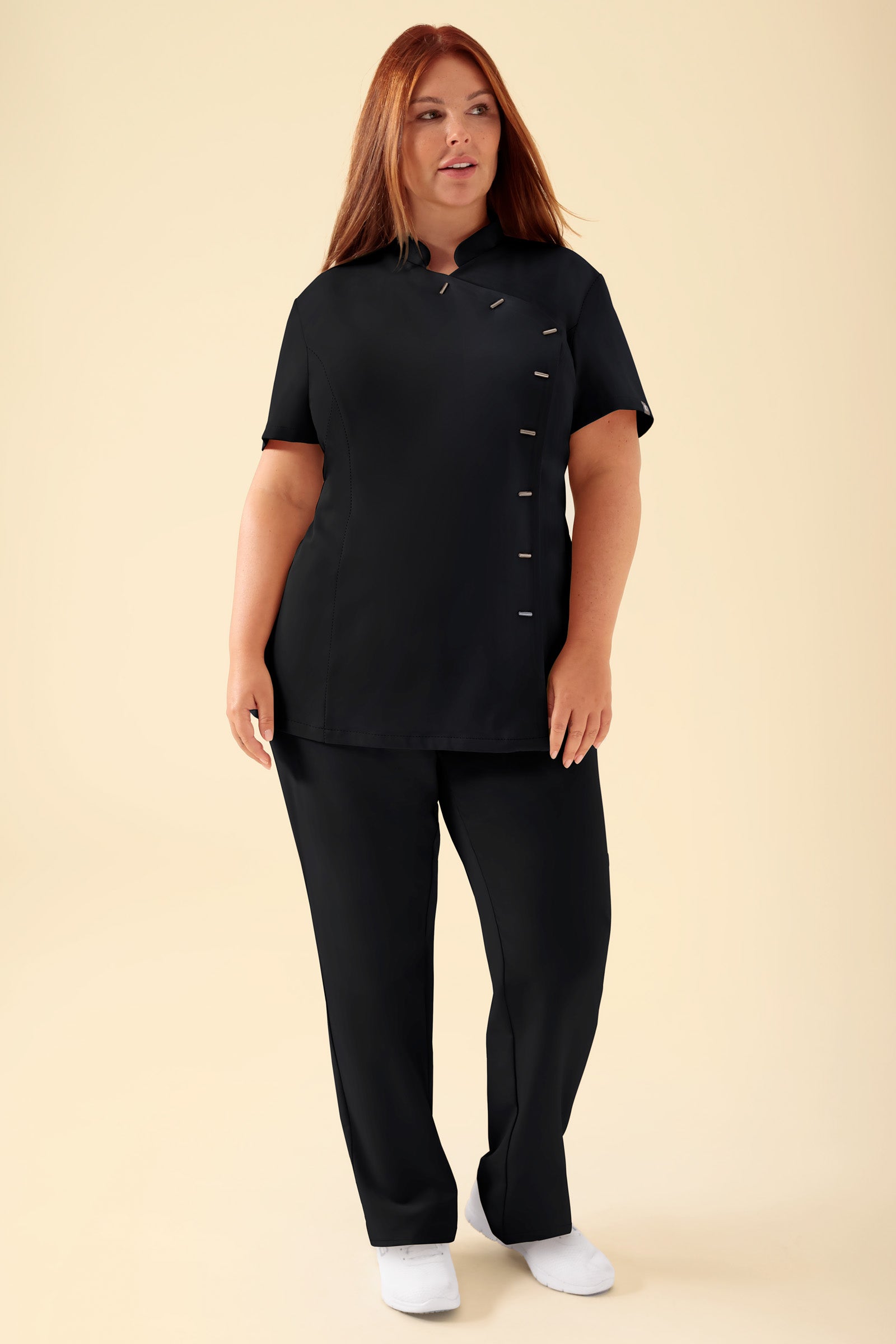 KAERE Blouse Femme - boutonnage asymétrique noir, Vue de face Le mannequin mesure 173 cm et porte la taille XL