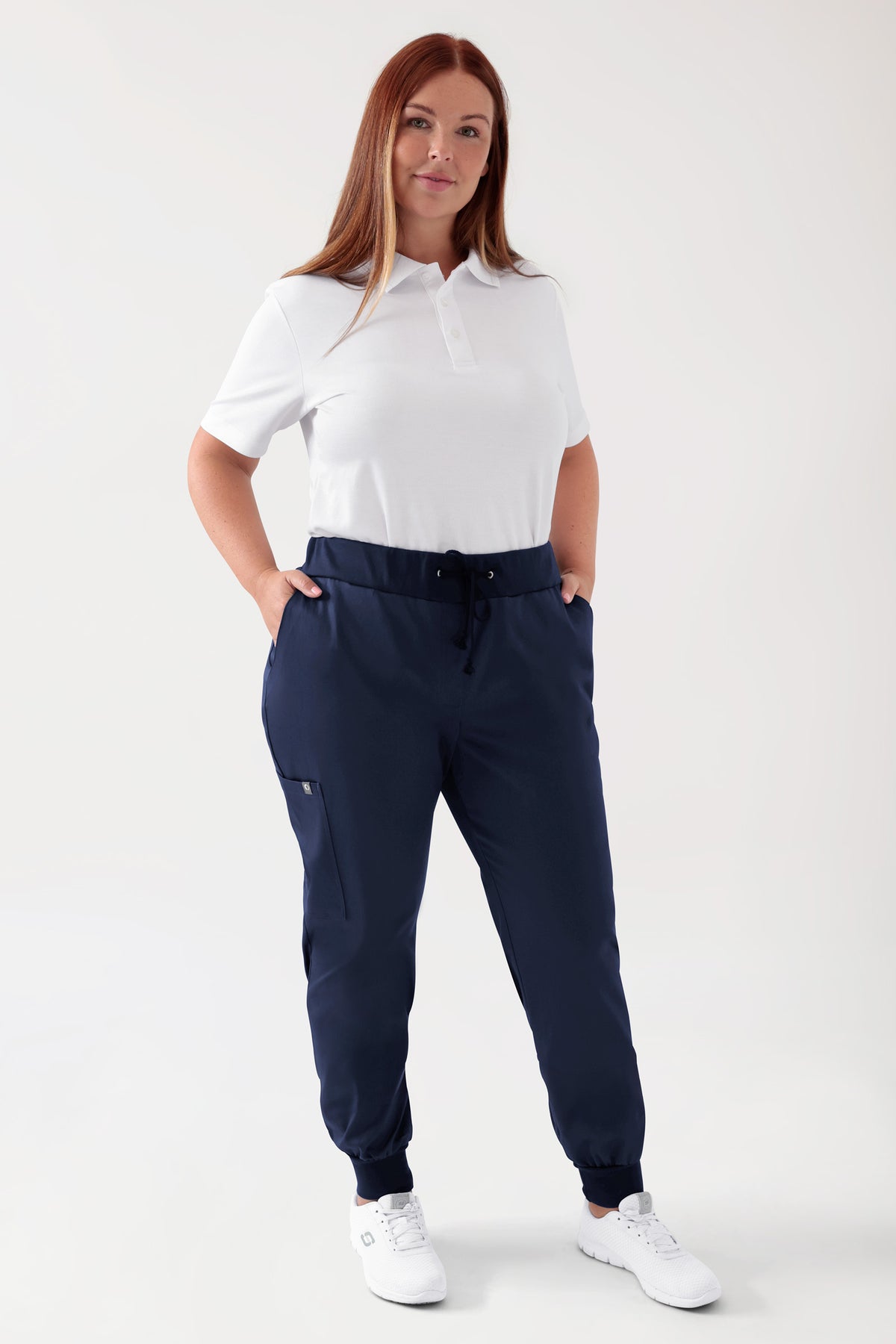 COMFY FLEX Pantalon Femme - Jogpant navy, Vue de face Le mannequin mesure 173 cm et porte la taille XL