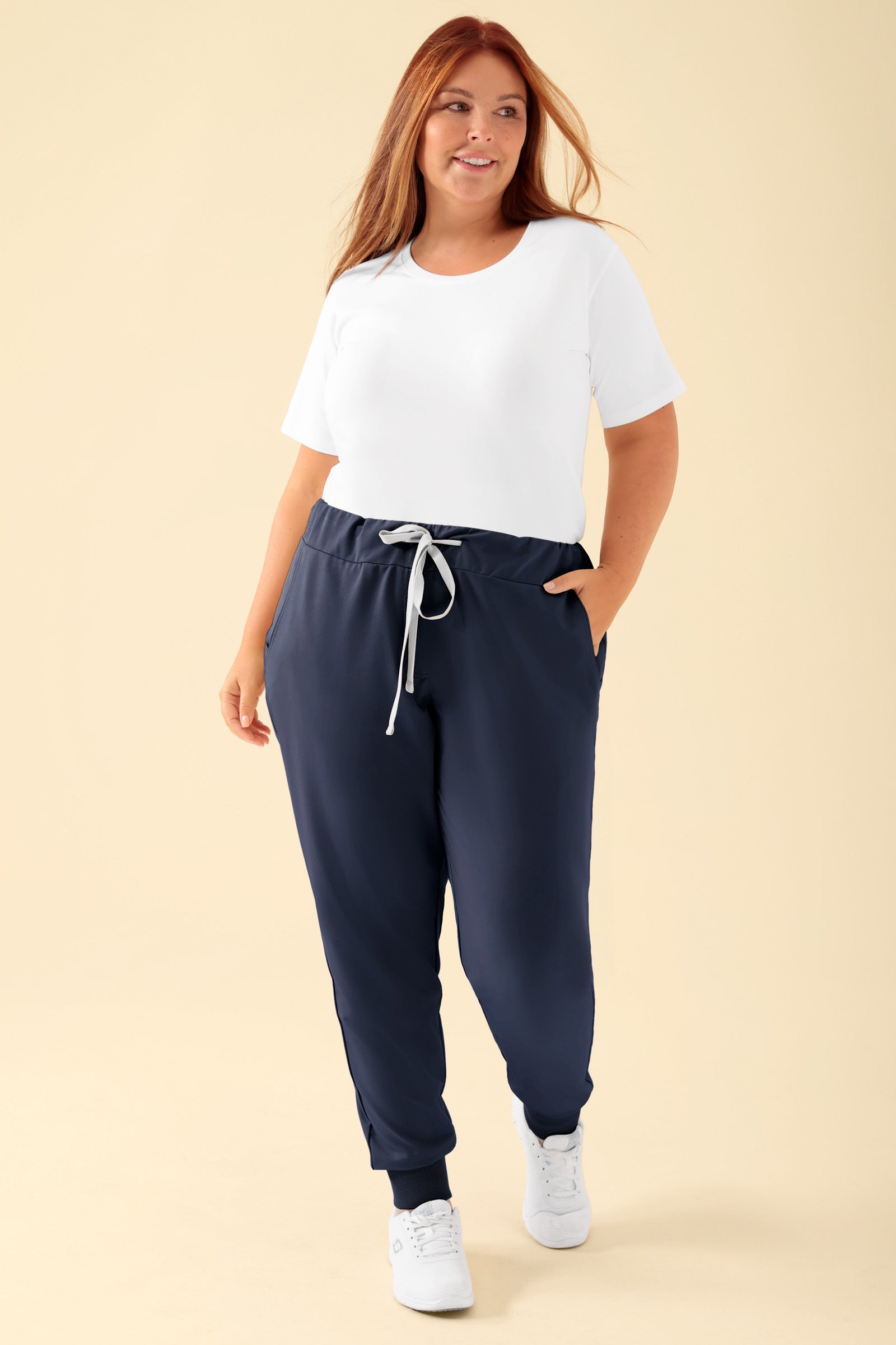 KAERE Pantalon Femme - ourlets côtelés et sans poches cargo navy, Vue de face Le mannequin mesure 173 cm et porte la taille XL