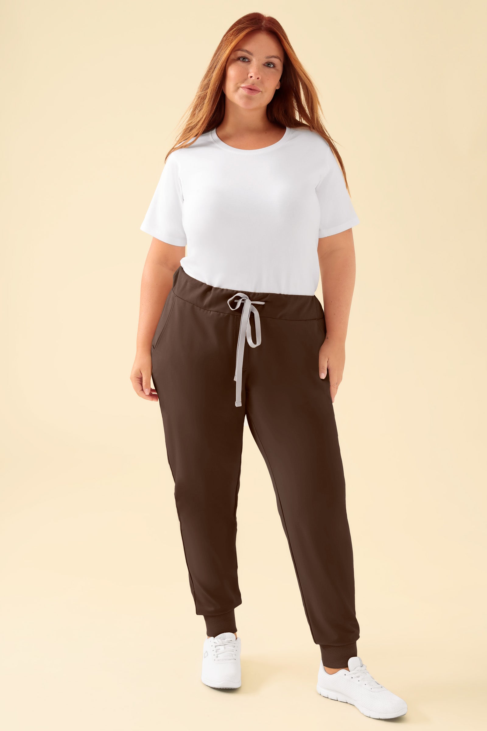 KAERE Pantalon Femme - ourlets côtelés et sans poches cargo coffee, Vue de face Le mannequin mesure 173 cm et porte la taille XL