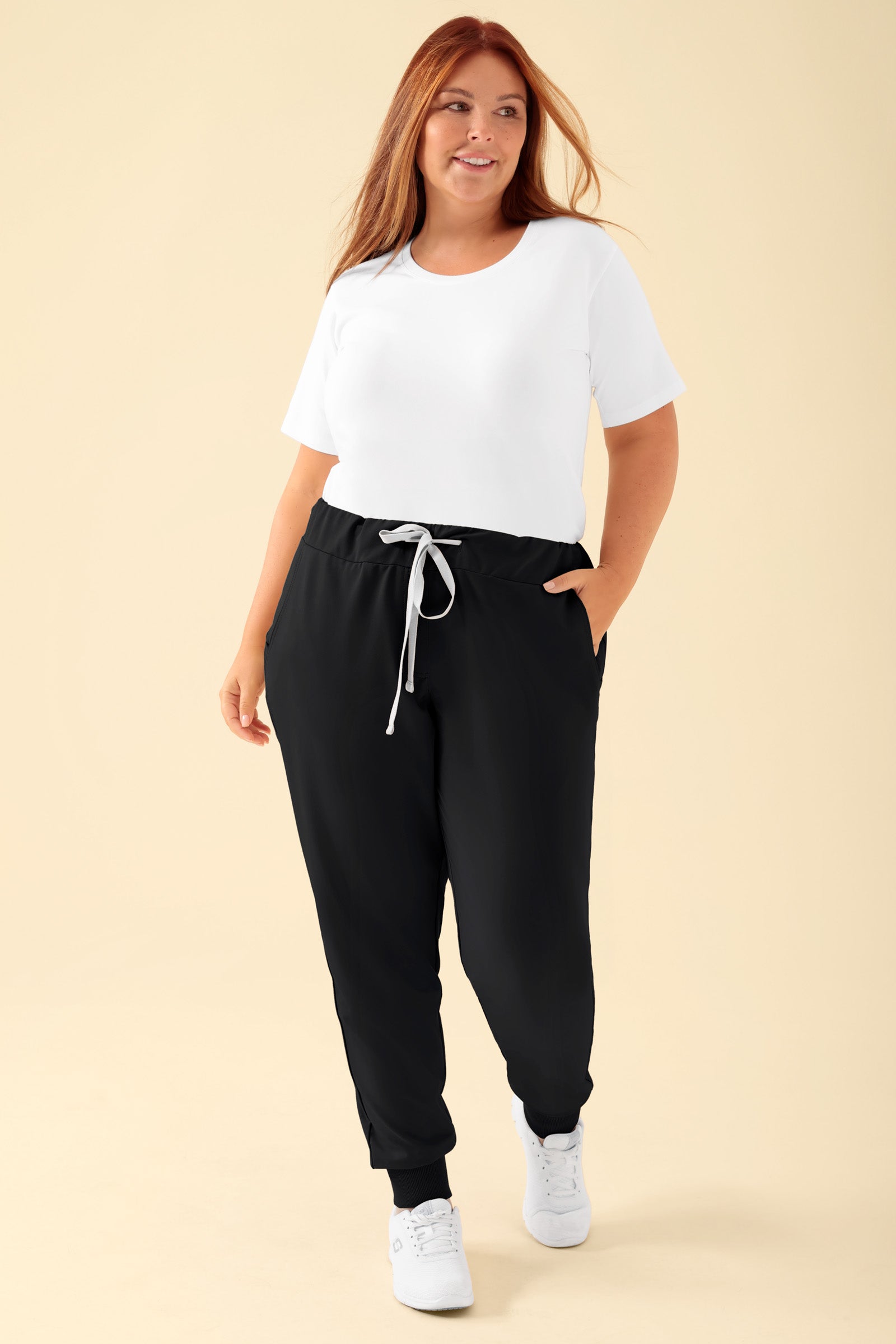 KAERE Pantalon Femme - ourlets côtelés et sans poches cargo noir, Vue de face Le mannequin mesure 173 cm et porte la taille XL
