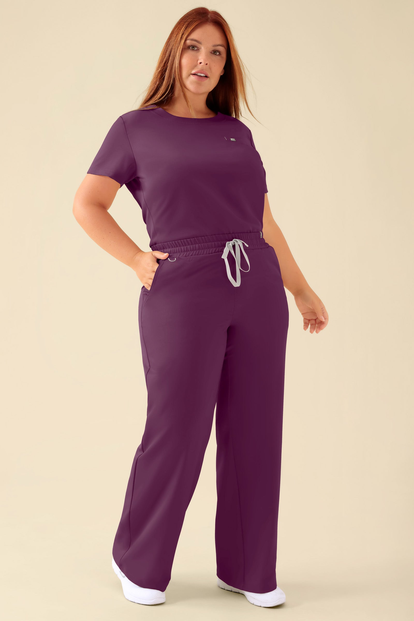 KAERE Pantalon Femme - large jambe prune, Vue de face Le mannequin mesure 173 cm et porte la taille XL