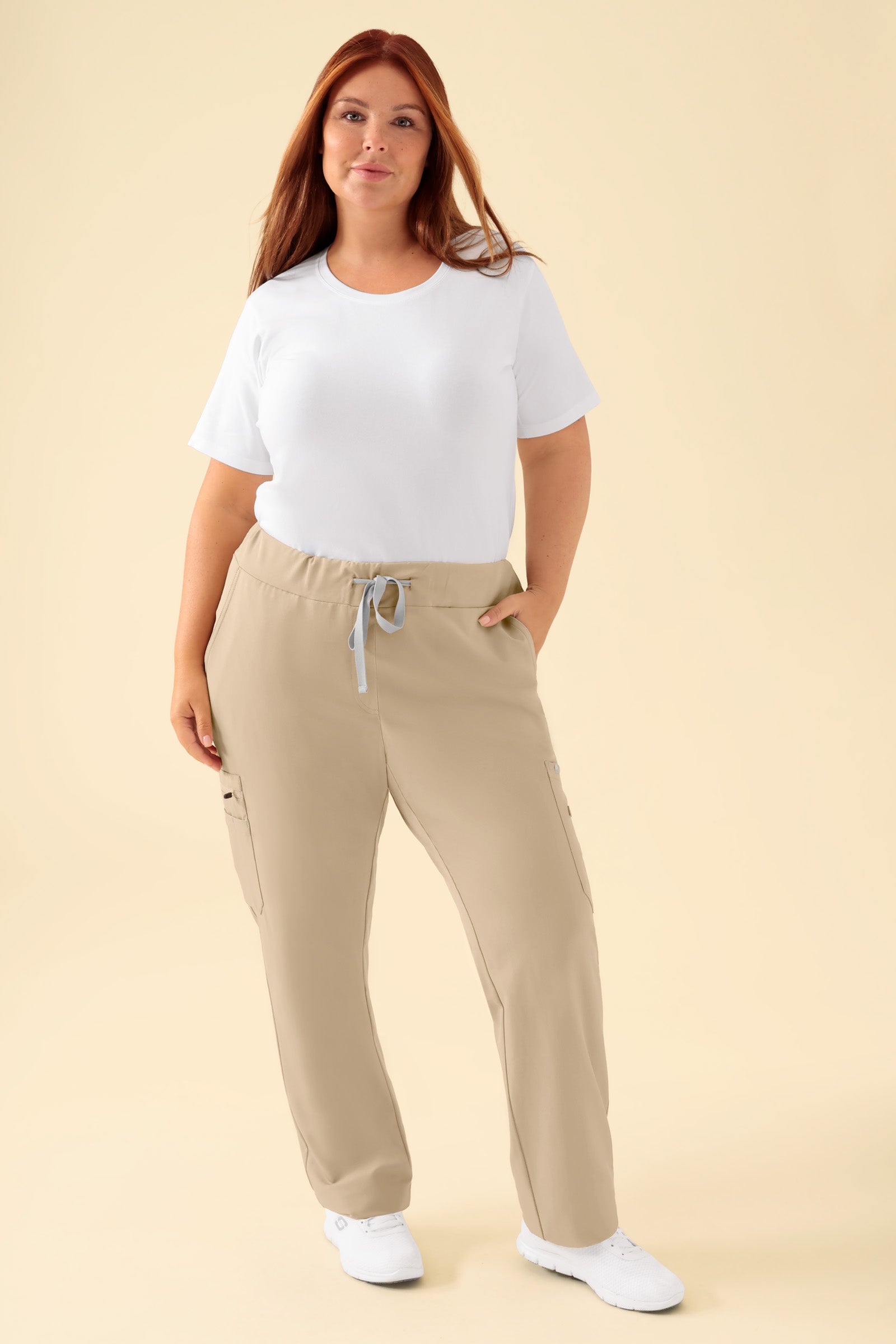 KAERE Pantalon Femme - avec poches cargo sable, Vue de face Le mannequin mesure 173 cm et porte la taille XL