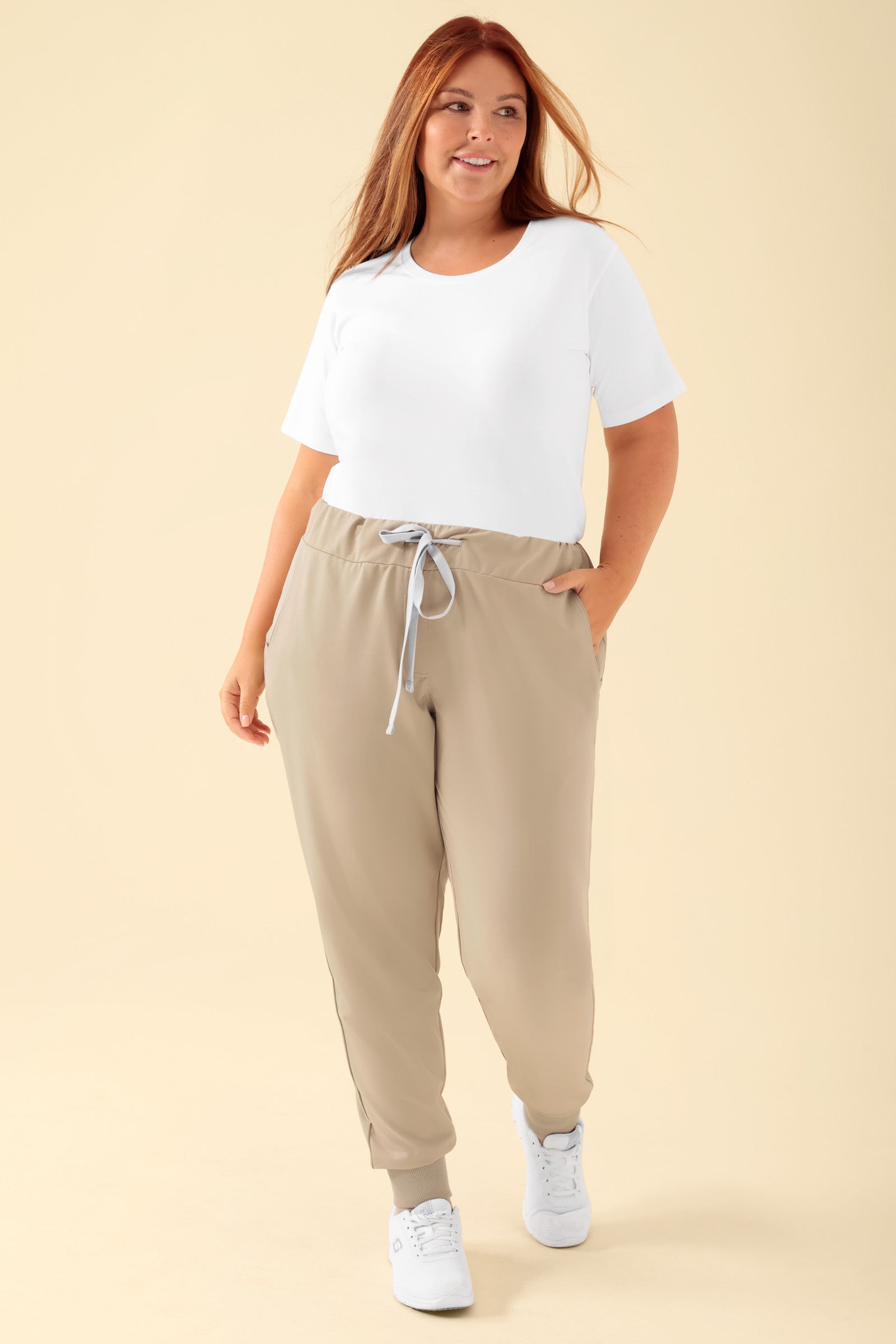 KAERE Pantalon Femme - ourlets côtelés et sans poches cargo sable, Vue de face Le mannequin mesure 173 cm et porte la taille XL