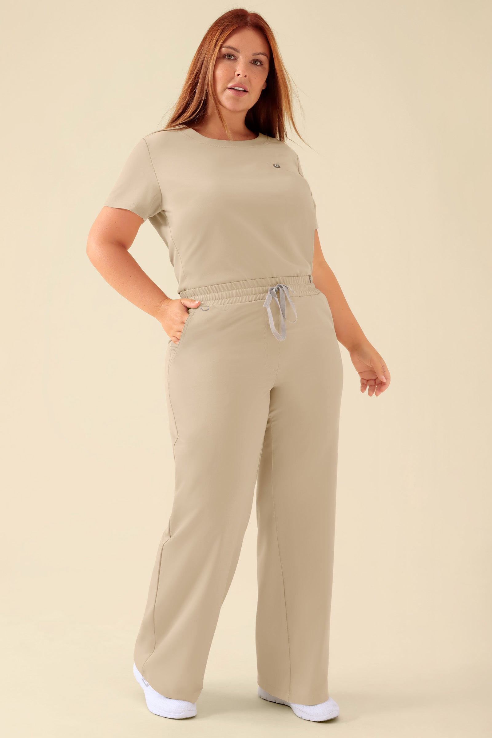KAERE Pantalon Femme - large jambe sable, Vue de face Le mannequin mesure 173 cm et porte la taille XL