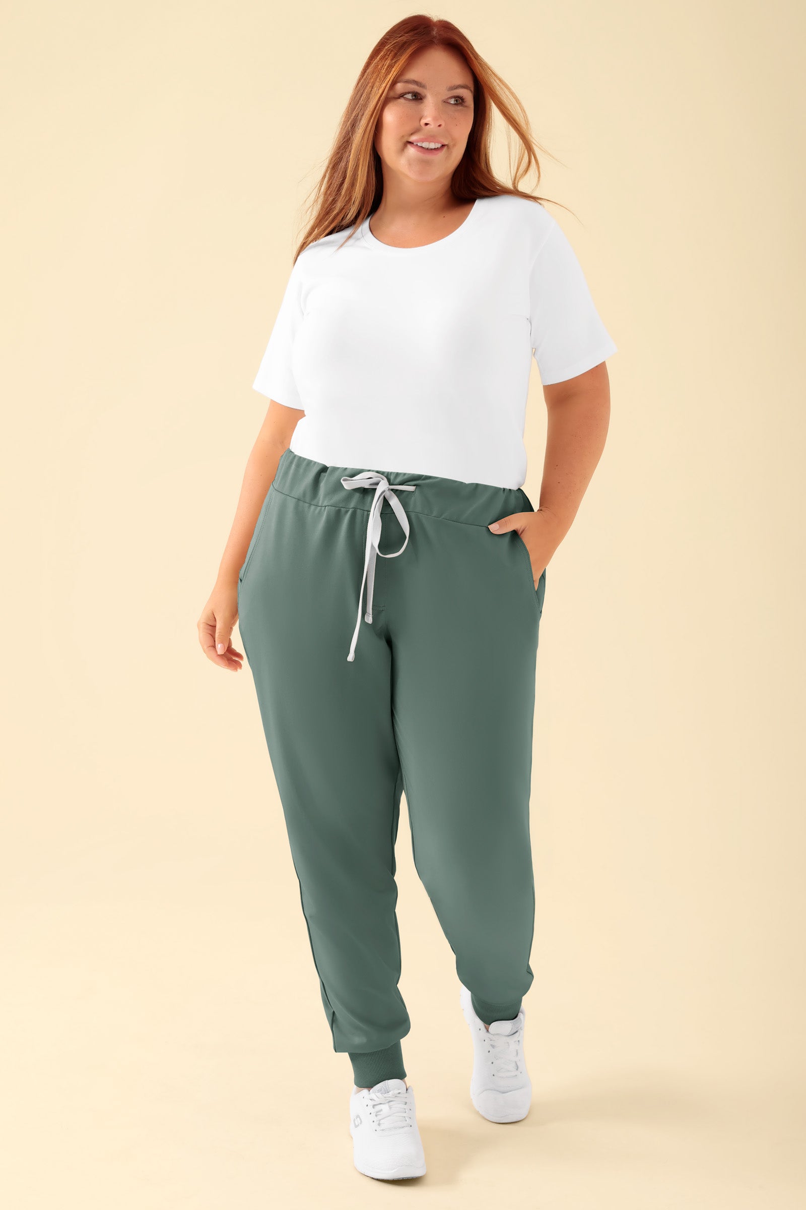 KAERE Pantalon Femme - ourlets côtelés et sans poches cargo vert foncé, Vue de face Le mannequin mesure 173 cm et porte la taille XL