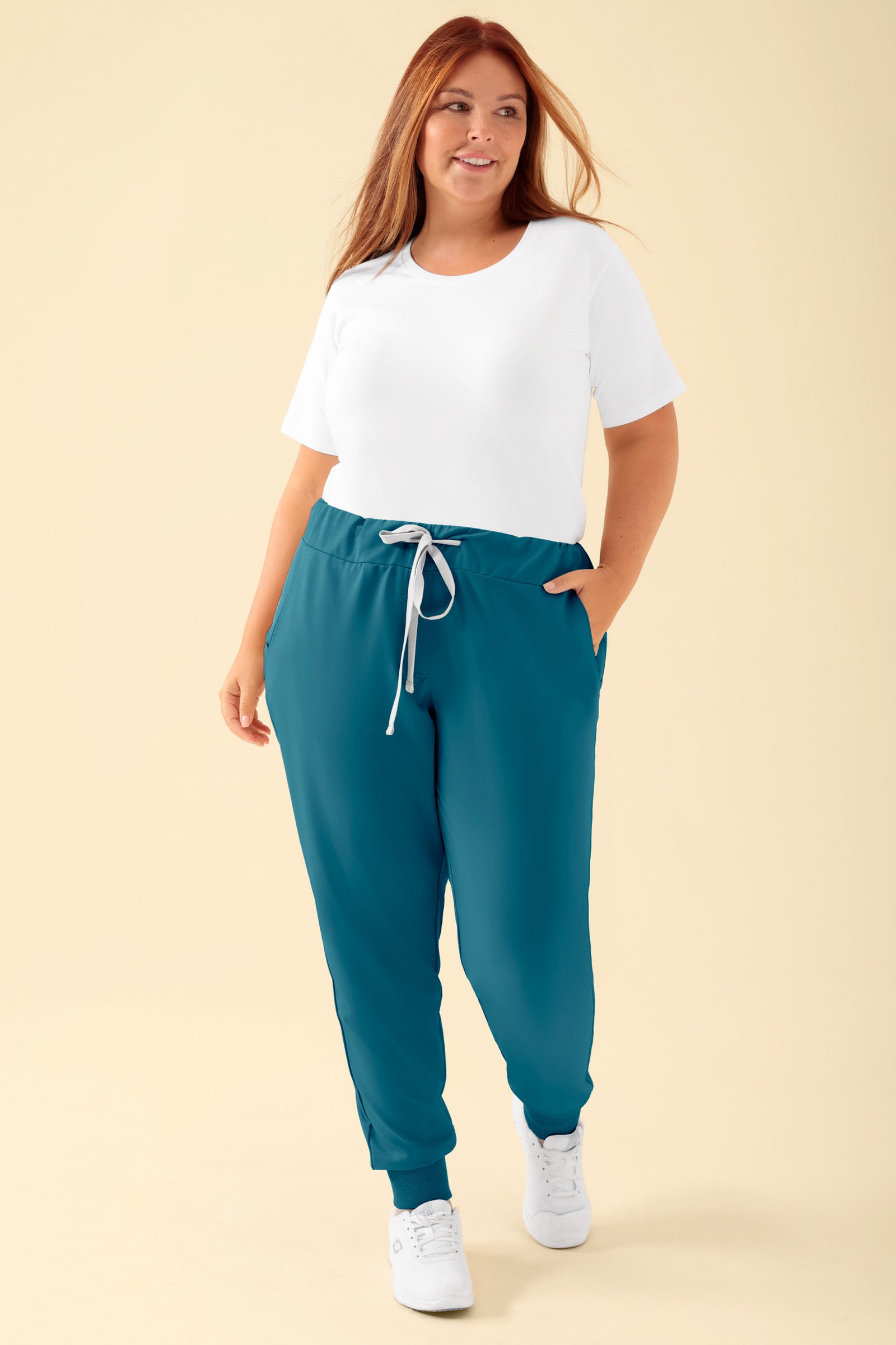 KAERE Pantalon Femme - ourlets côtelés et sans poches cargo pétrole, Vue de face Le mannequin mesure 173 cm et porte la taille XL