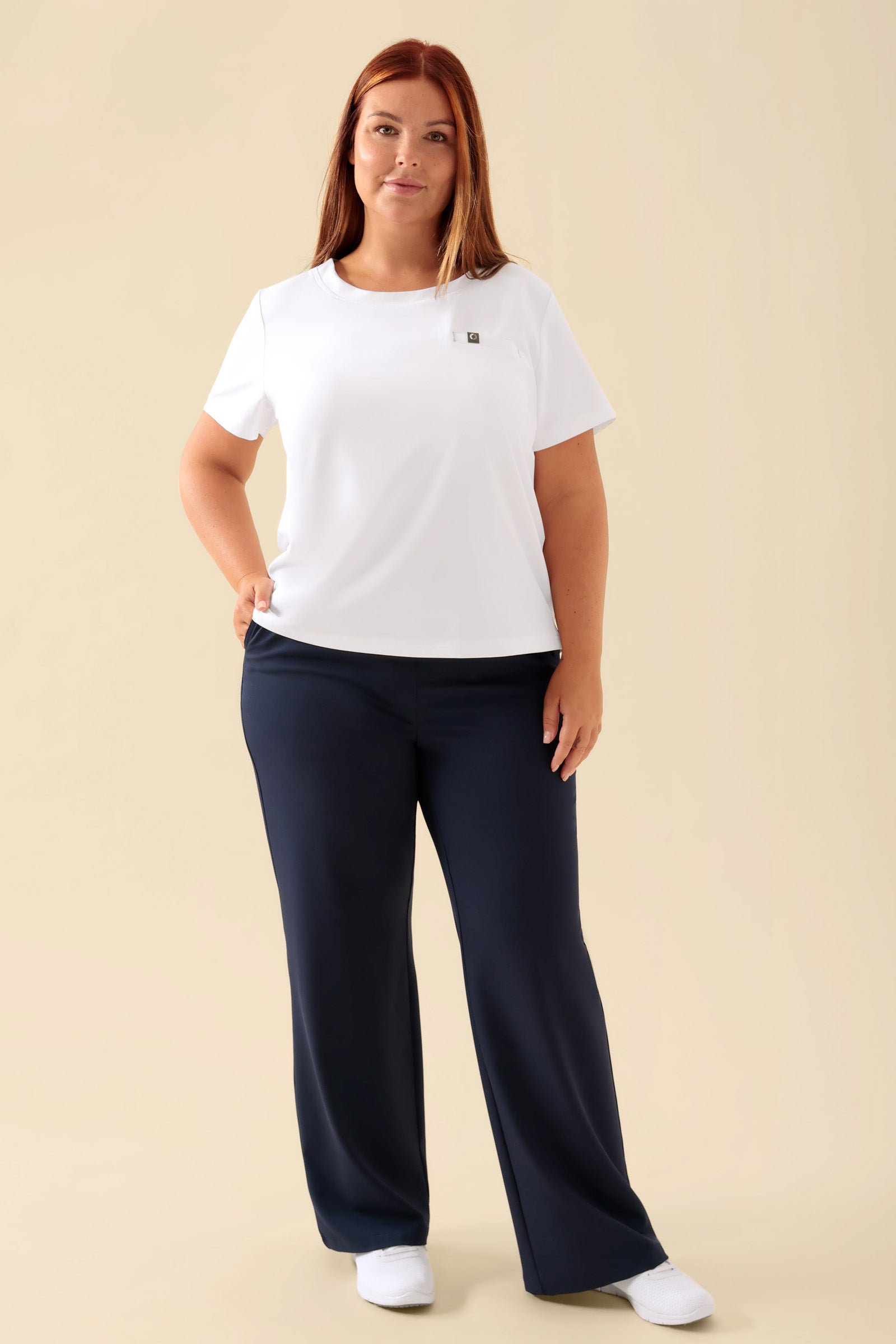 KAERE T-shirt Femme - Encoloure ronde blanc, Vue de face Le mannequin mesure 173 cm et porte la taille XL