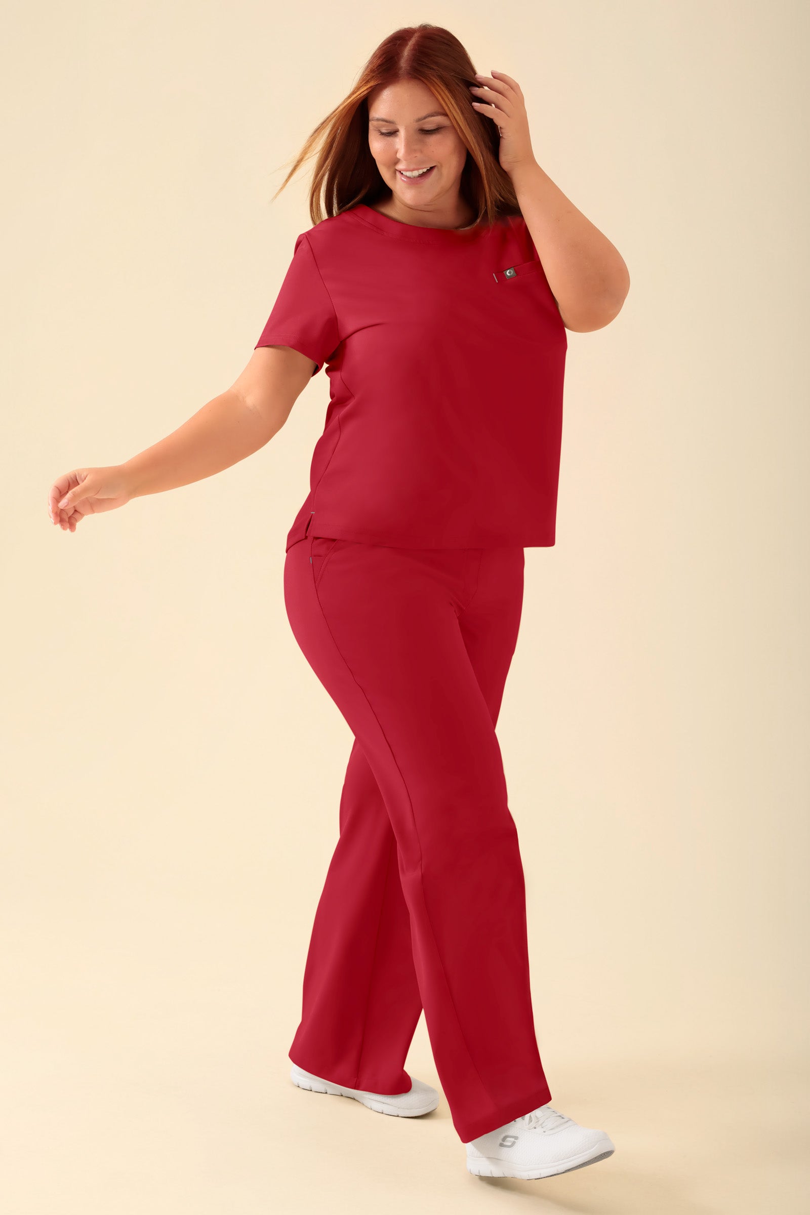 KAERE T-shirt Femme - Encoloure ronde rouge, Vue de face Le mannequin mesure 173 cm et porte la taille XL