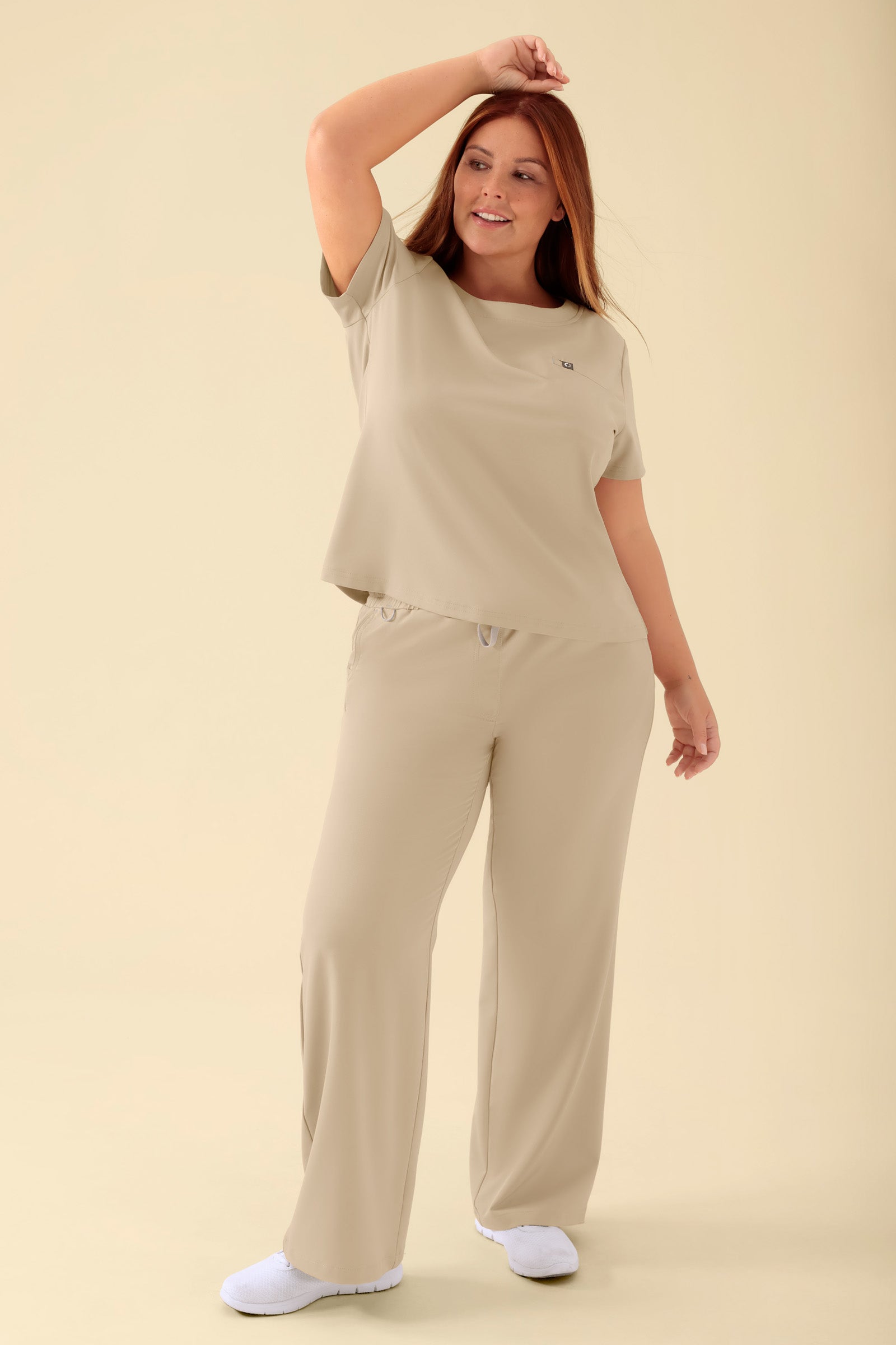KAERE T-shirt Femme - Encoloure ronde sable, Vue de face Le mannequin mesure 173 cm et porte la taille XL