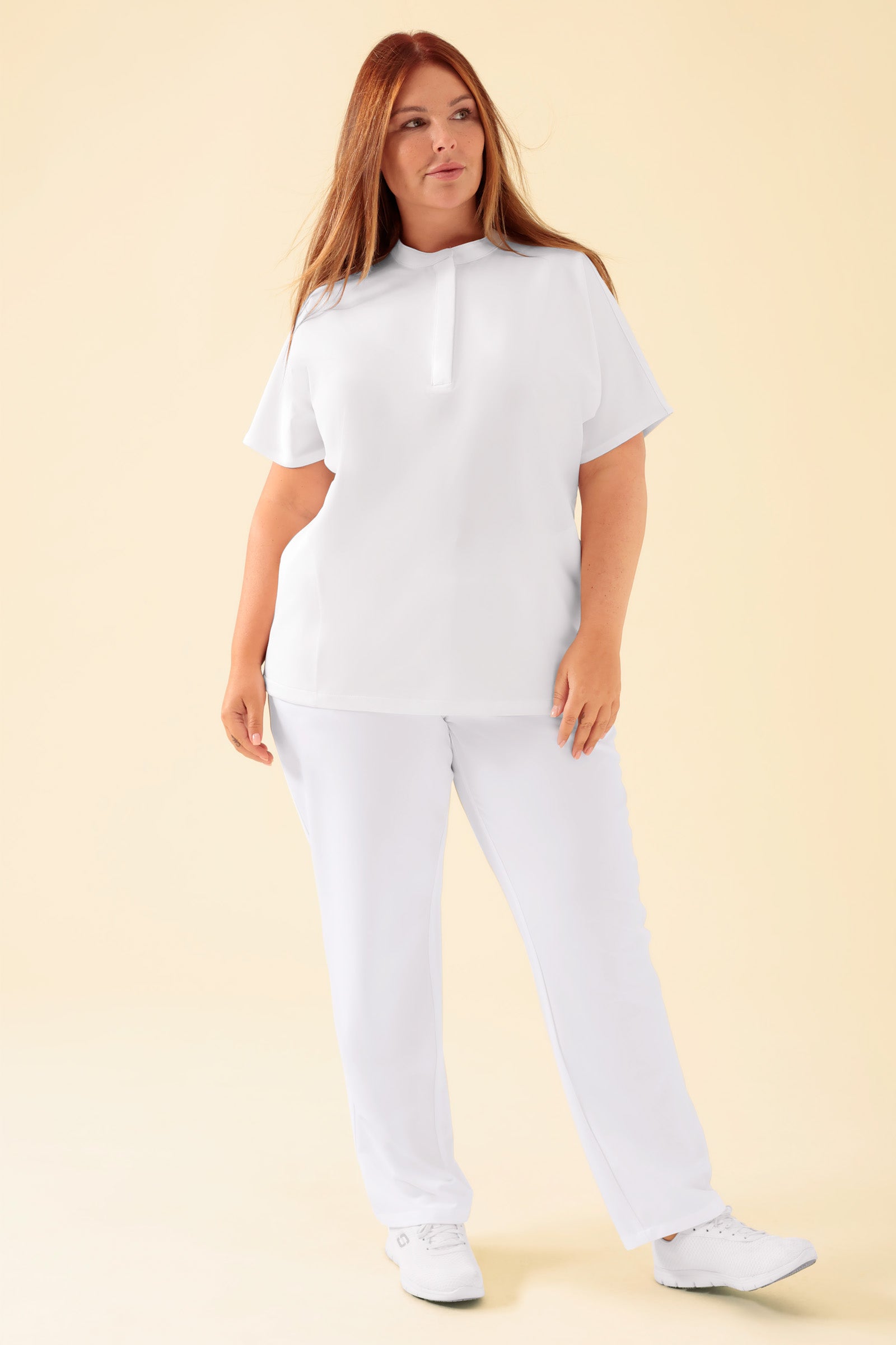 KAERE Tunique Femme - Col officier blanc, Vue de face Le mannequin mesure 173 cm et porte la taille XL