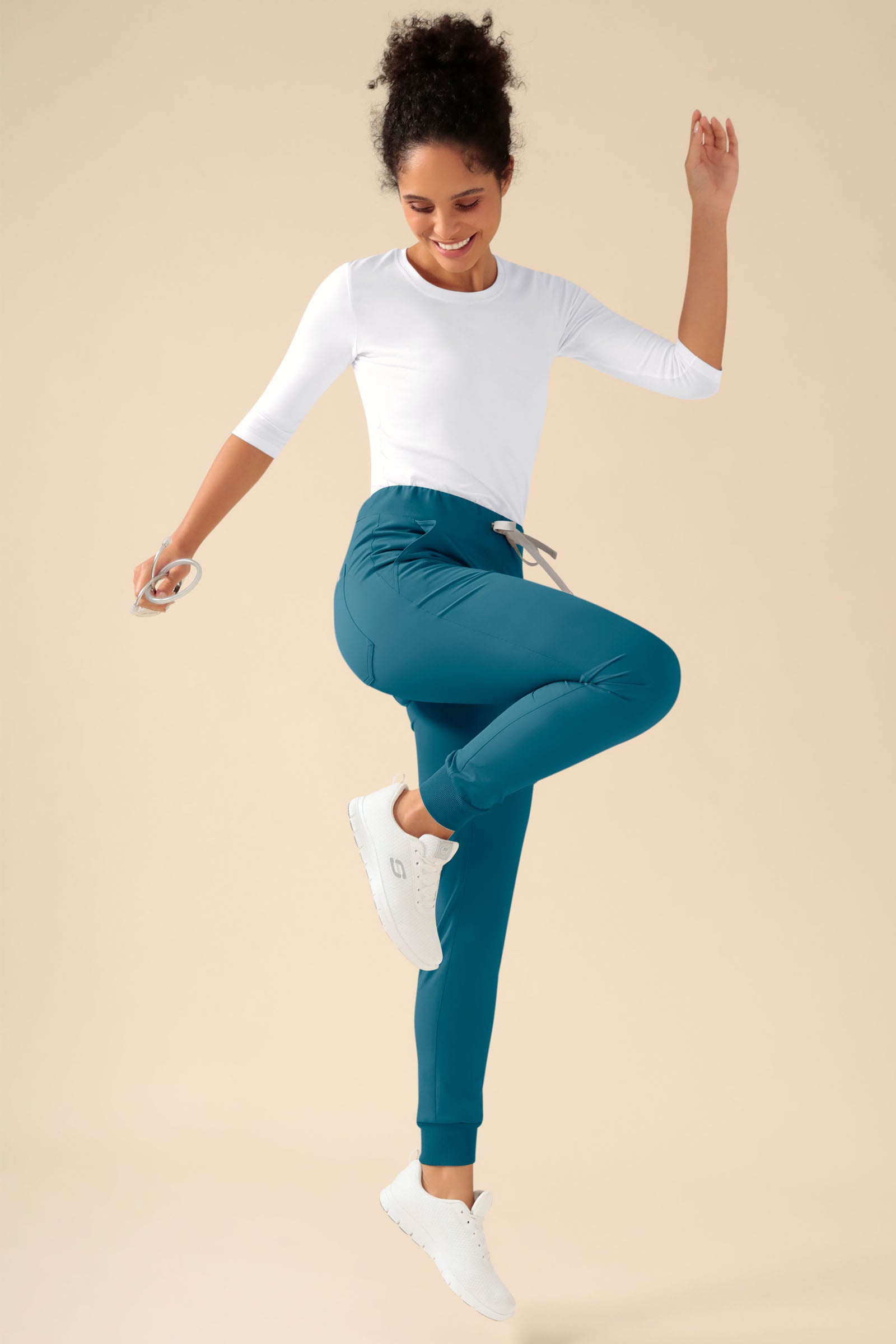 KAERE Pantalon Femme - ourlets côtelés et sans poches cargo pétrole, Vue de face Le mannequin mesure 176 cm et porte la taille S