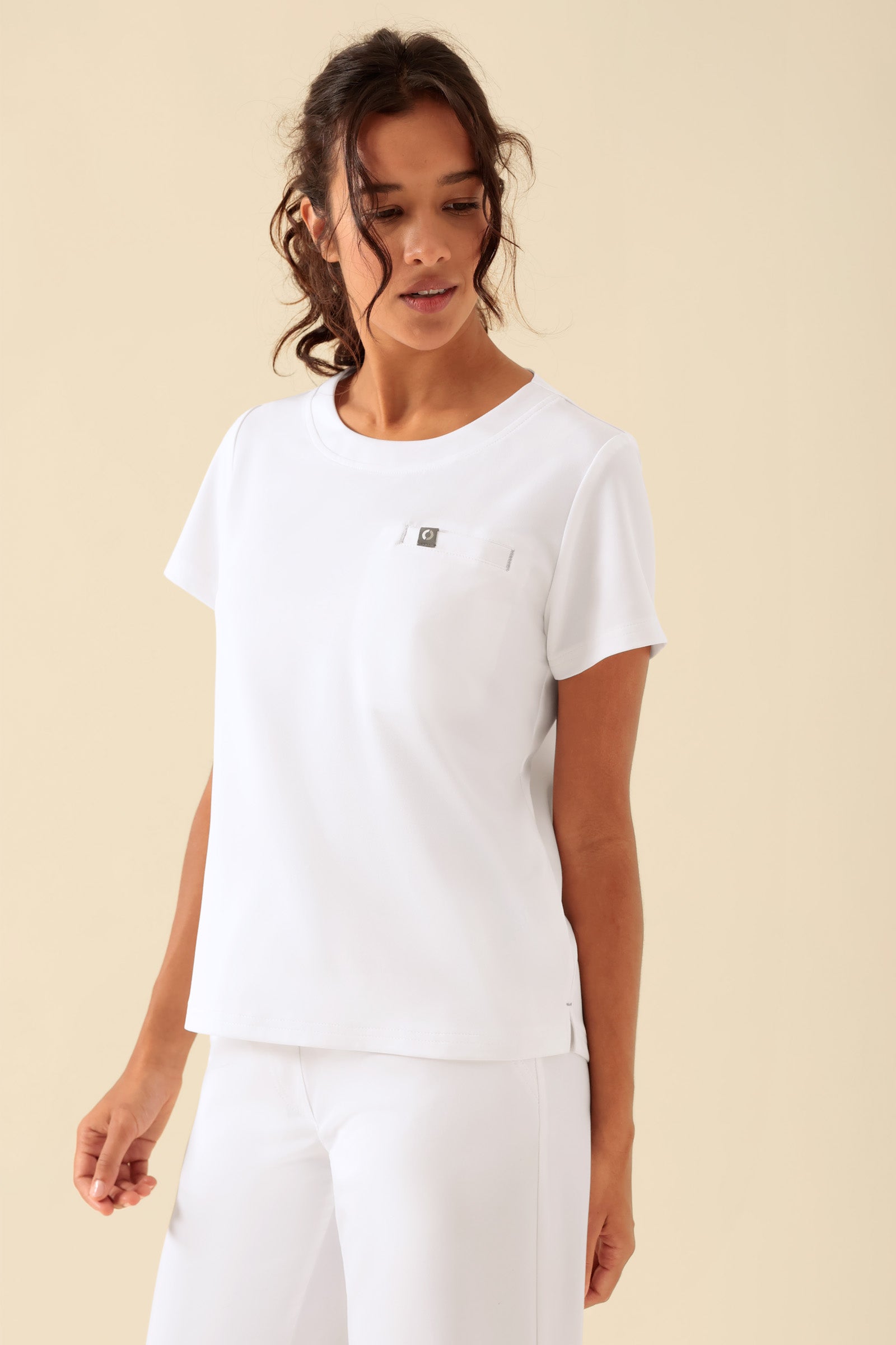 KAERE T-shirt Femme - Encoloure ronde blanc, Vue de face Le mannequin mesure 176 cm et porte la taille S