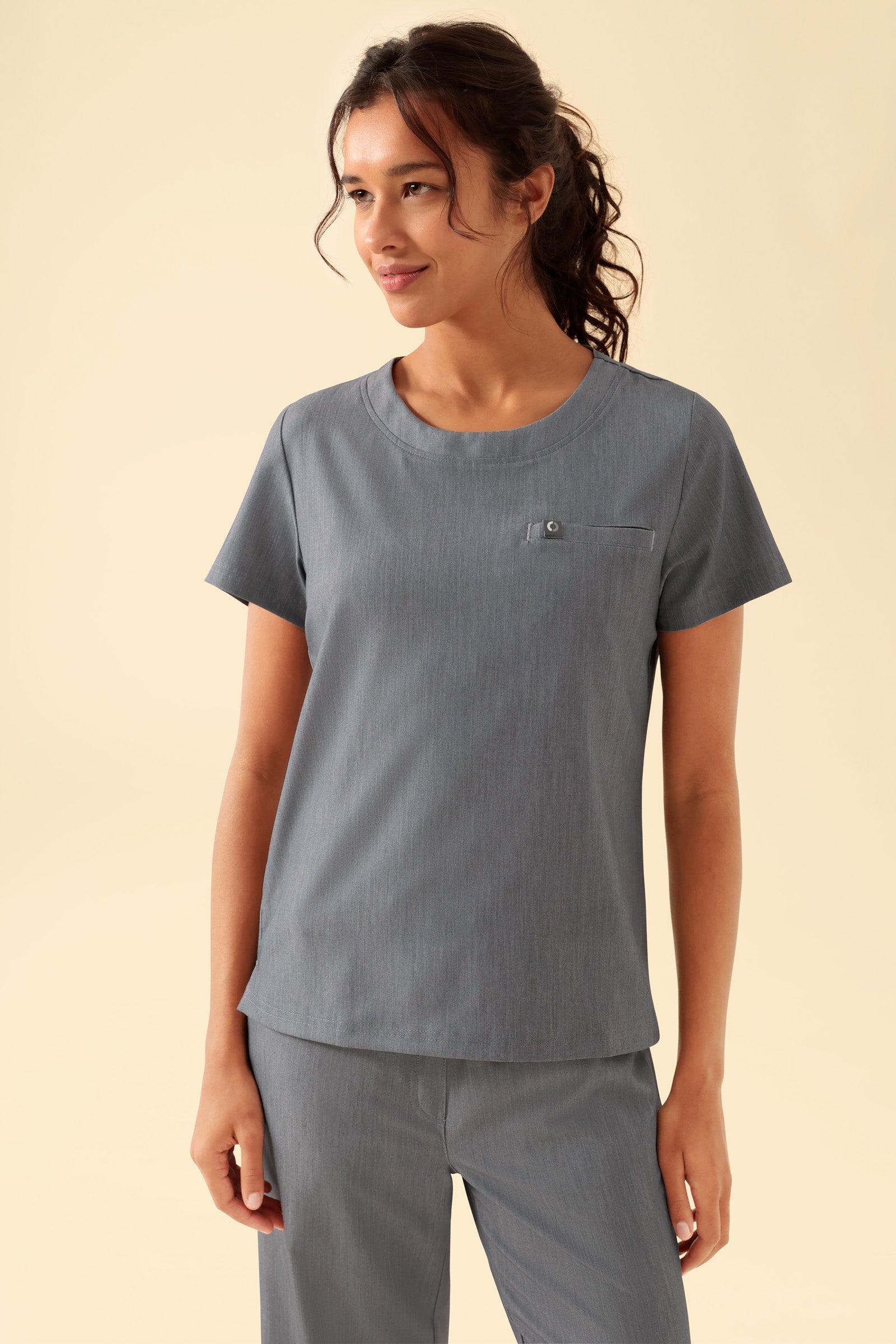 KAERE T-shirt Femme - Encoloure ronde gris chiné, Vue de face Le mannequin mesure 176 cm et porte la taille S