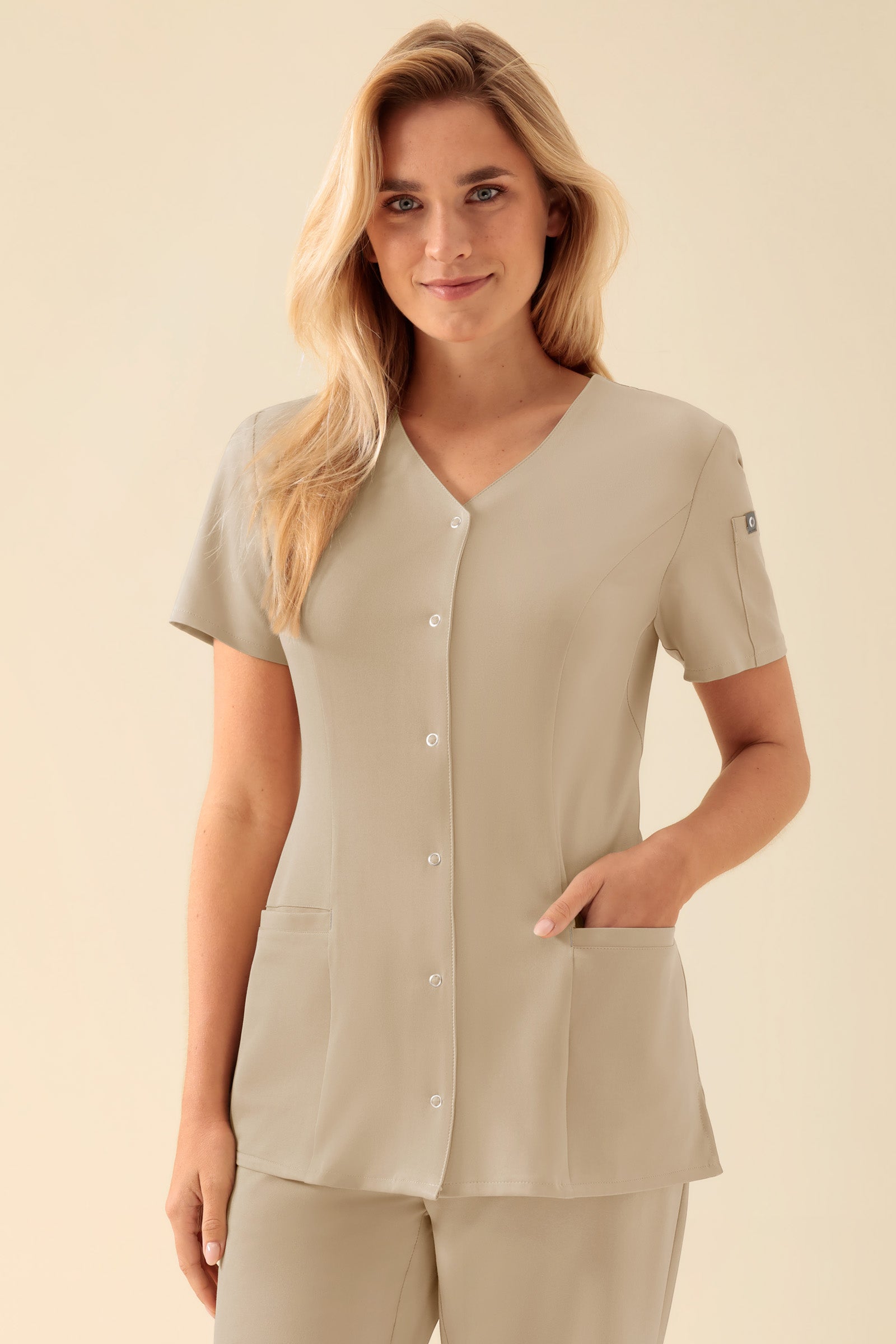 KAERE Blouse Femme - Patte de boutonnage sable, Vue de face Le mannequin mesure 177 cm et porte la taille S
